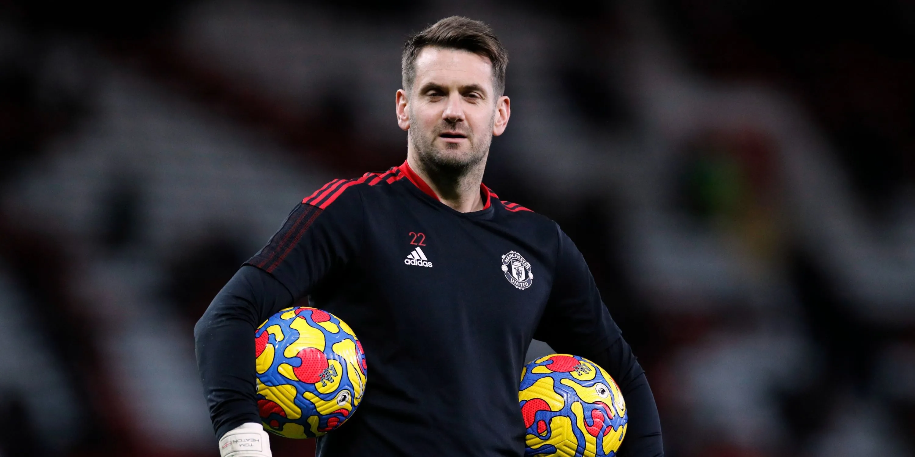 Thủ môn Tom Heaton của Manchester United nhìn về phía trước, sẵn sàng cho mùa giải mới tại Old Trafford
