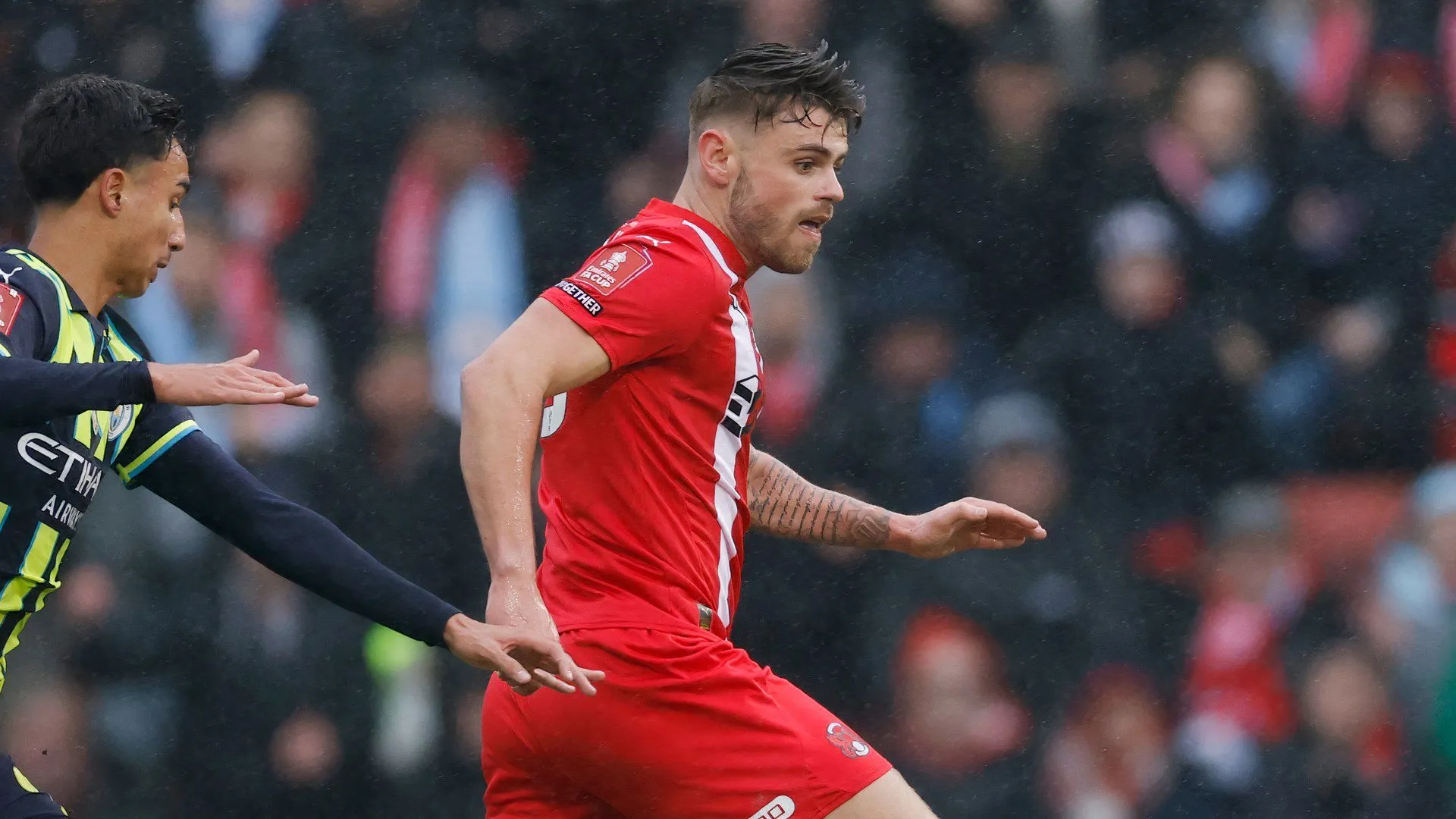 Tiền đạo Charlie Kelman thi đấu ấn tượng trong màu áo Leyton Orient