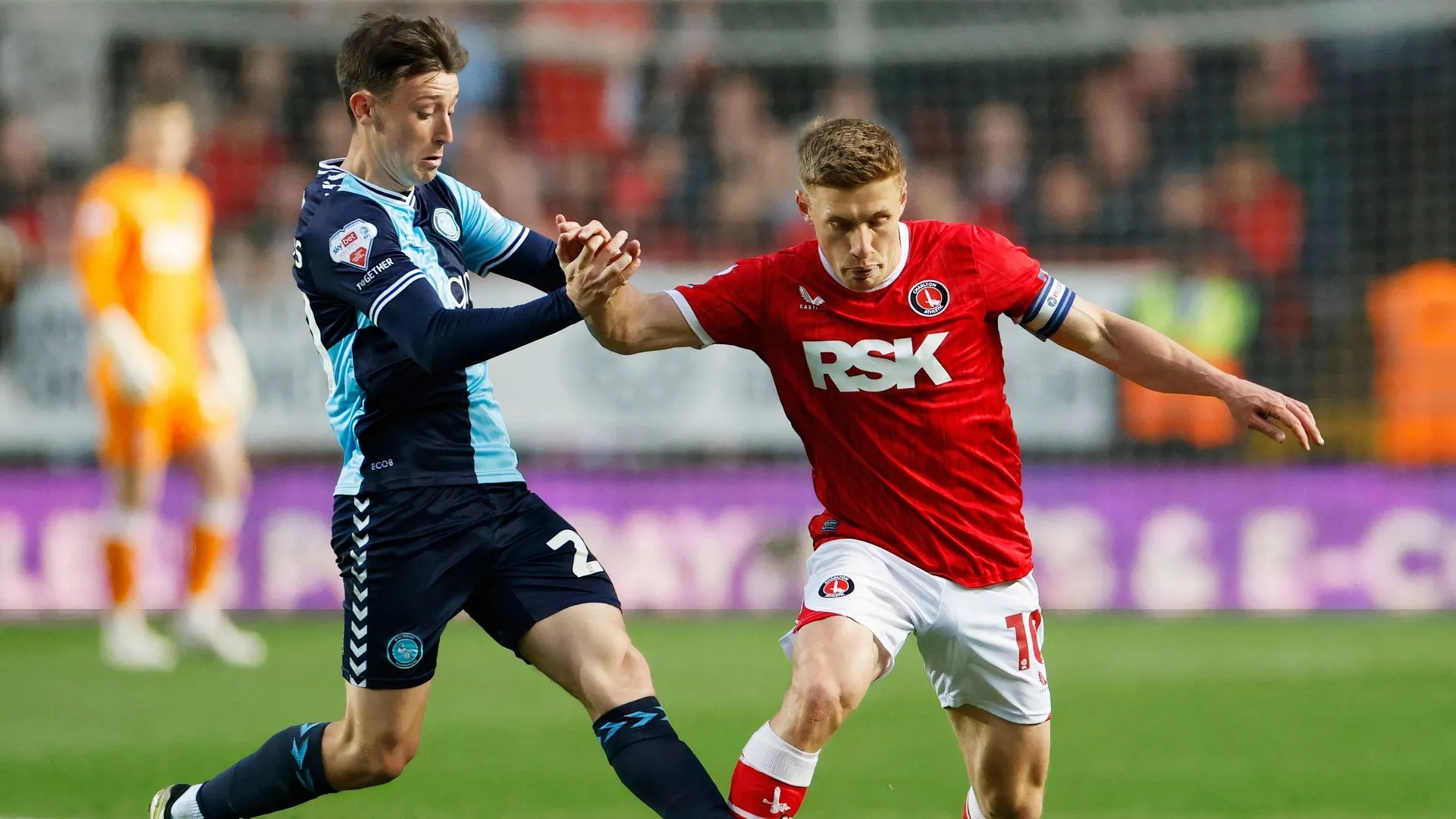 Tiền vệ Cameron Humphreys trong màu áo Wycombe Wanderers mùa giải cho mượn thành công
