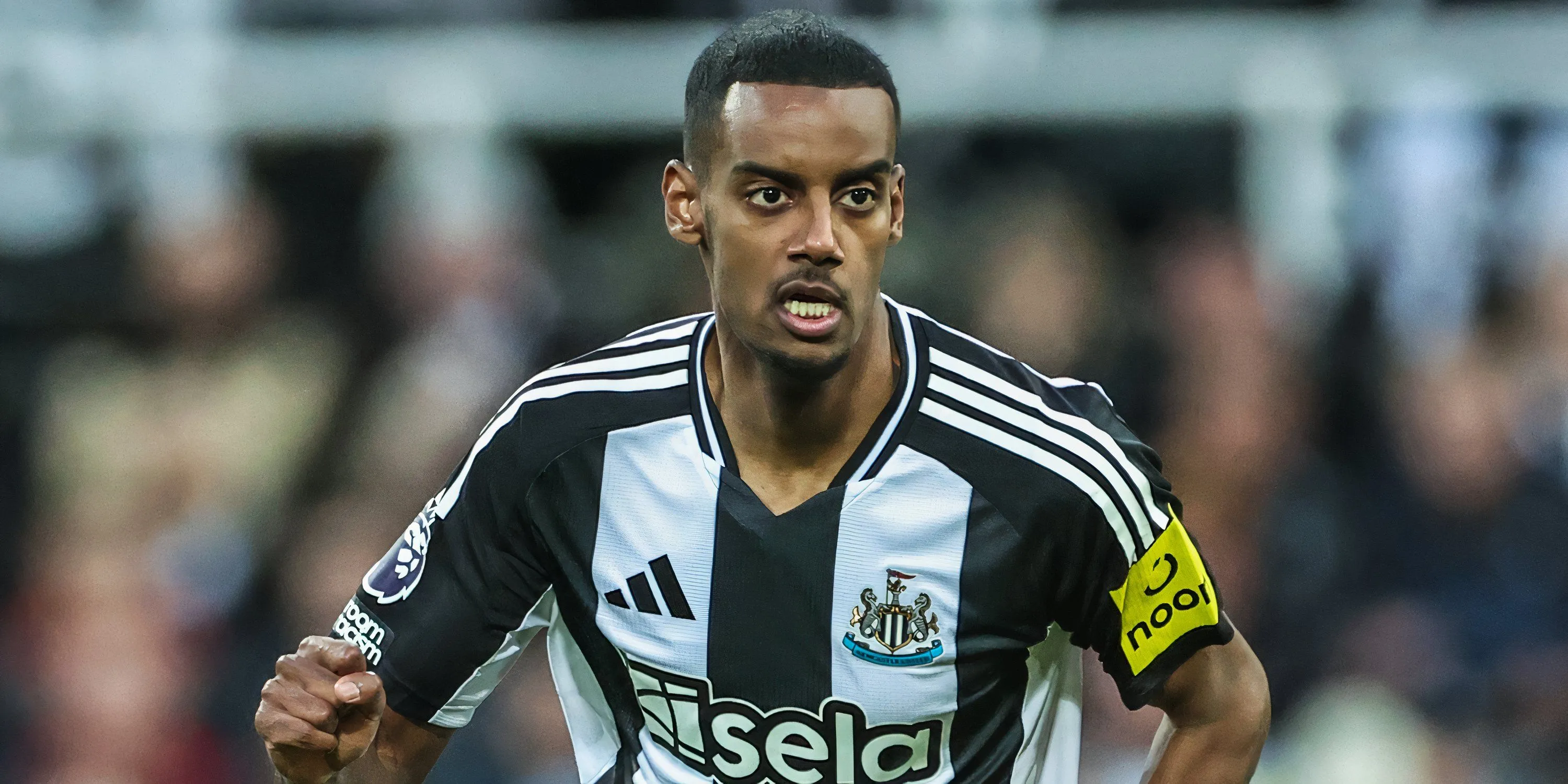 Alexander Isak trong màu áo Newcastle United thi đấu trên sân cỏ
