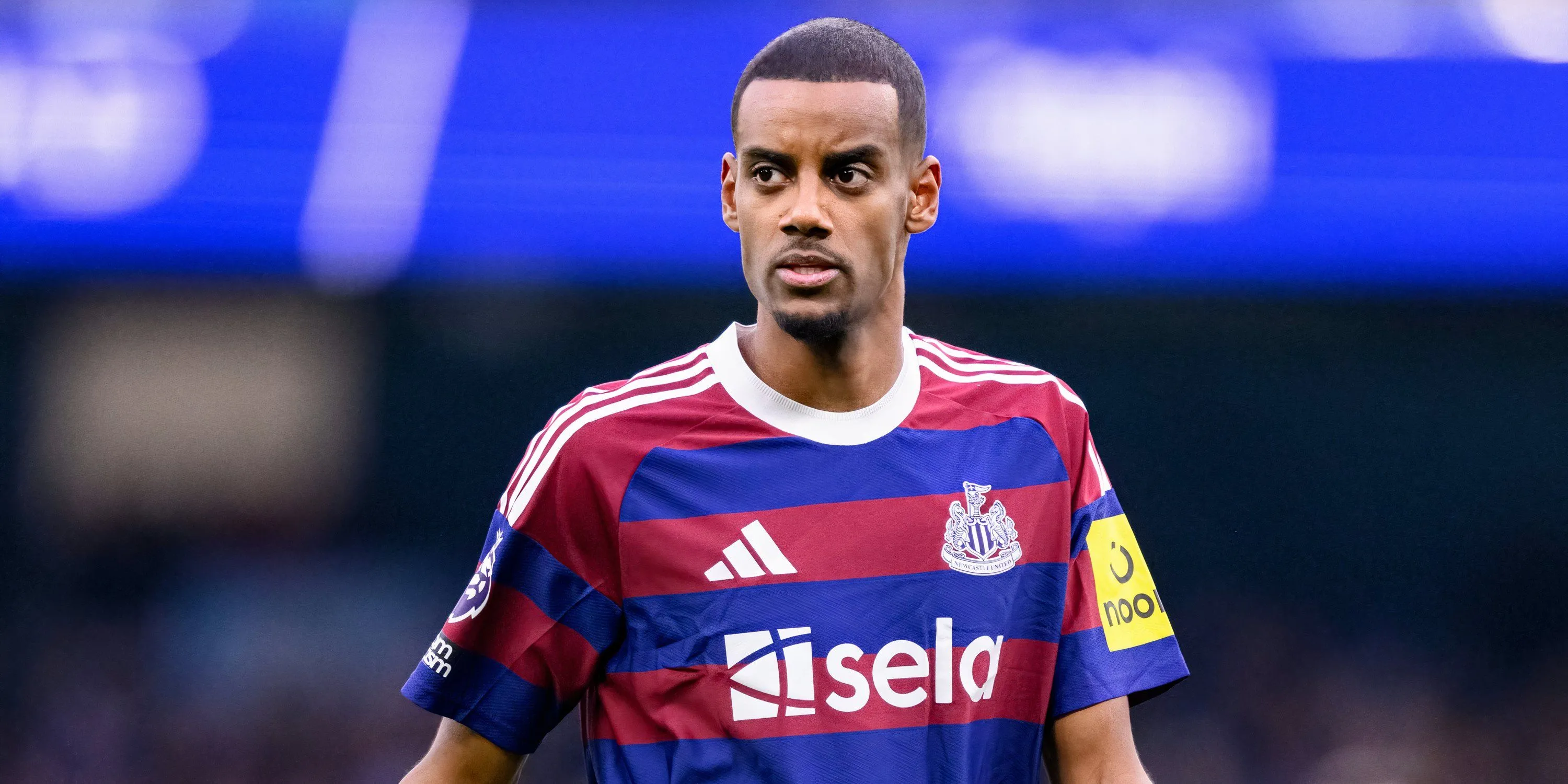Alexander Isak trong màu áo Newcastle United thi đấu trên sân