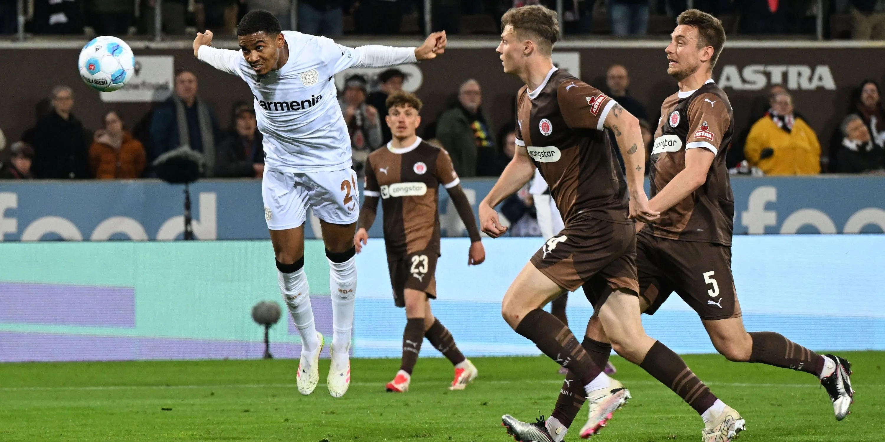 Amine Adli, cầu thủ chạy cánh của Bayer Leverkusen, đang thi đấu, mục tiêu chuyển nhượng hàng đầu của Wolverhampton Wanderers.