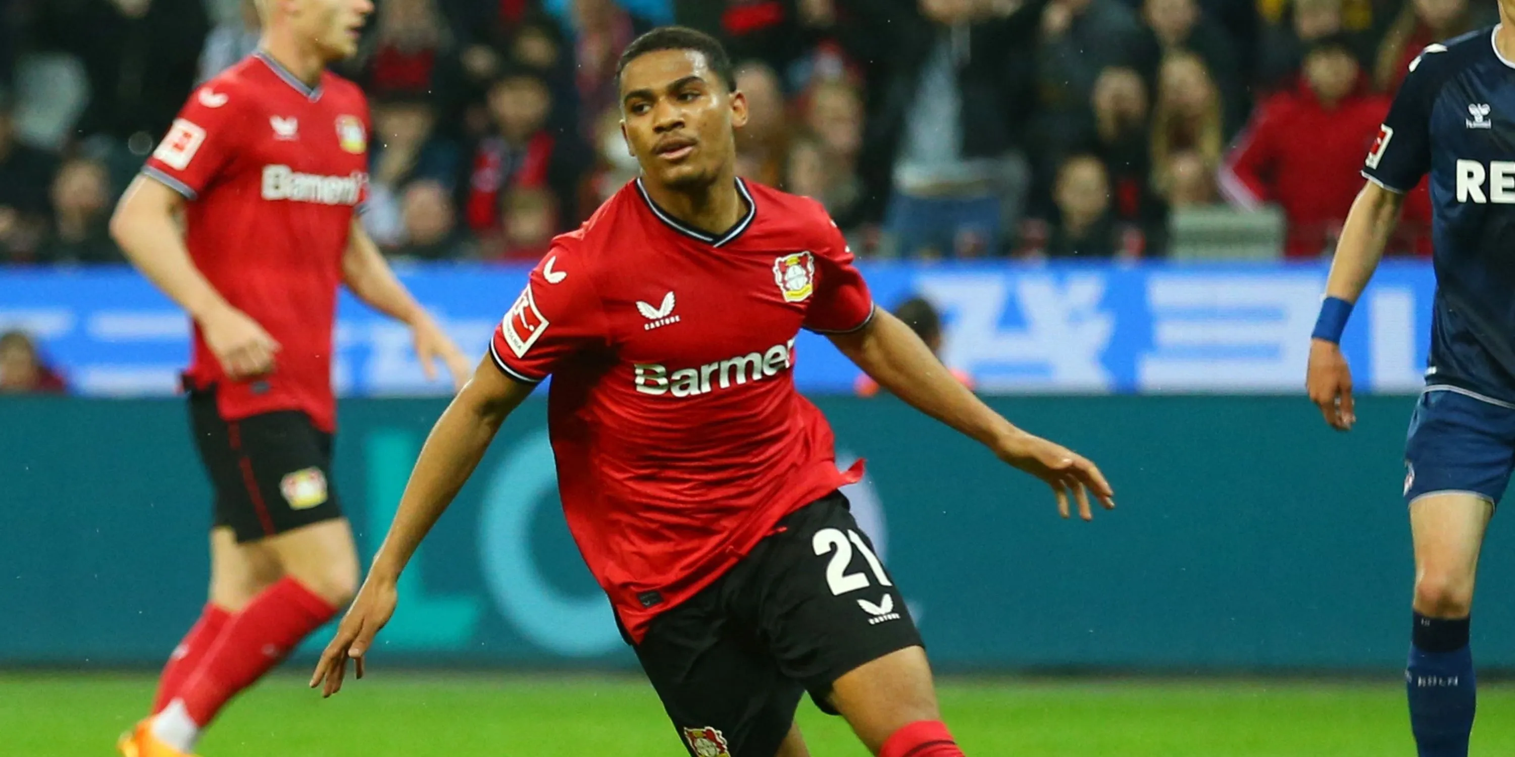 Amine Adli của Bayer Leverkusen trong hình ảnh có liên quan đến Premier League, cho thấy tiềm năng hòa nhập của anh vào giải đấu hàng đầu nước Anh nếu chuyển đến Wolves.
