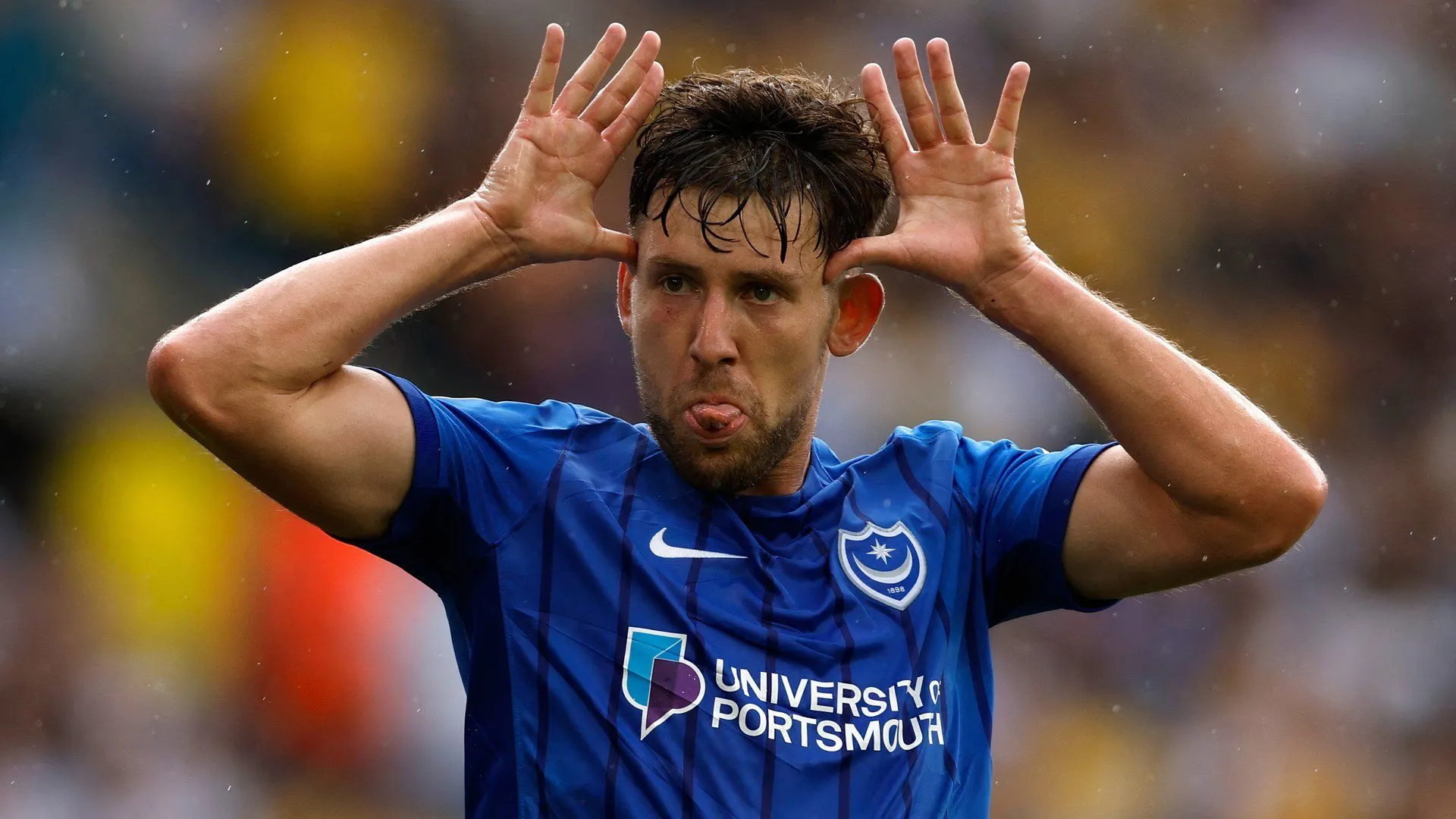 Callum Lang thi đấu cho Portsmouth, cầu thủ mà Preston North End muốn chiêu mộ.