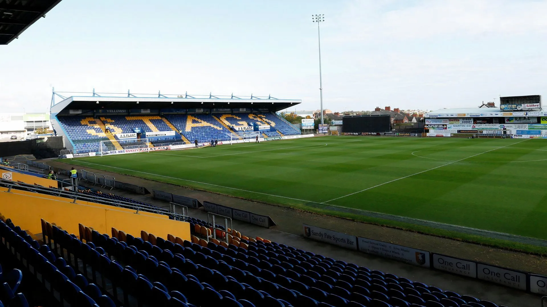 Cảnh chung sân vận động Field Mill, sân nhà của Mansfield Town tại League One