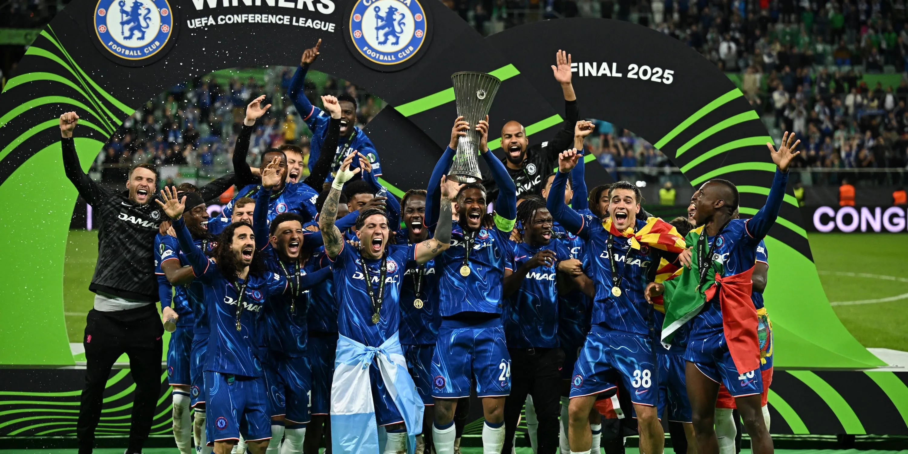 Cầu thủ Chelsea ăn mừng chức vô địch Europa Conference League cùng chiếc cúp