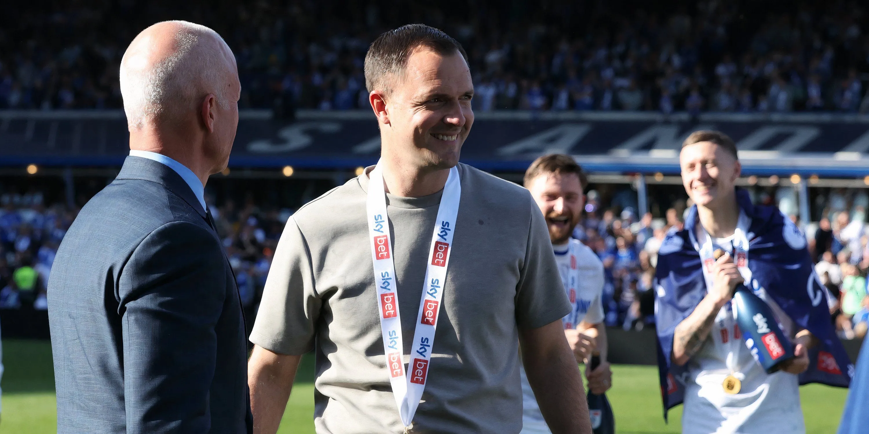 Chris Davies, huấn luyện viên trưởng Birmingham City, phát biểu về kế hoạch chuyển nhượng mùa hè