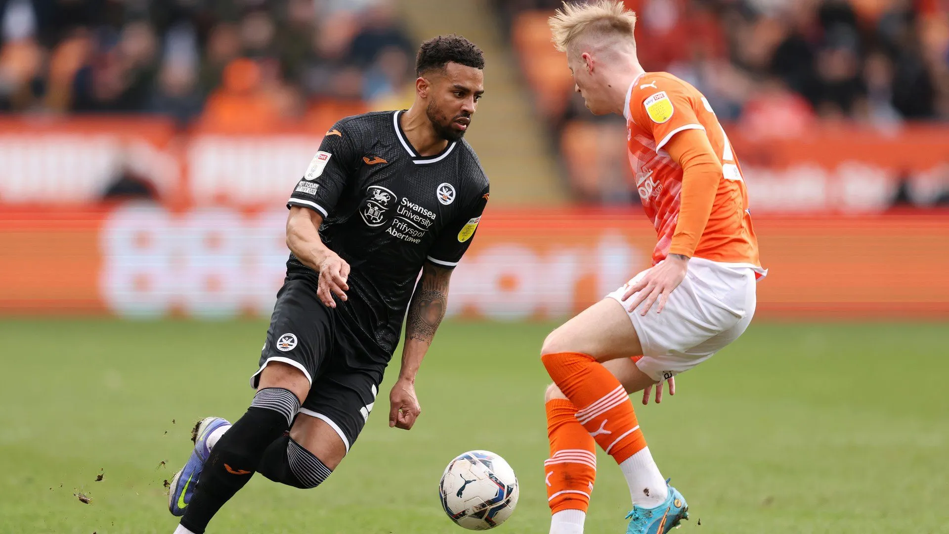 Cyrus Christie thi đấu cho Swansea City, một lựa chọn hậu vệ phải miễn phí cho Stoke City