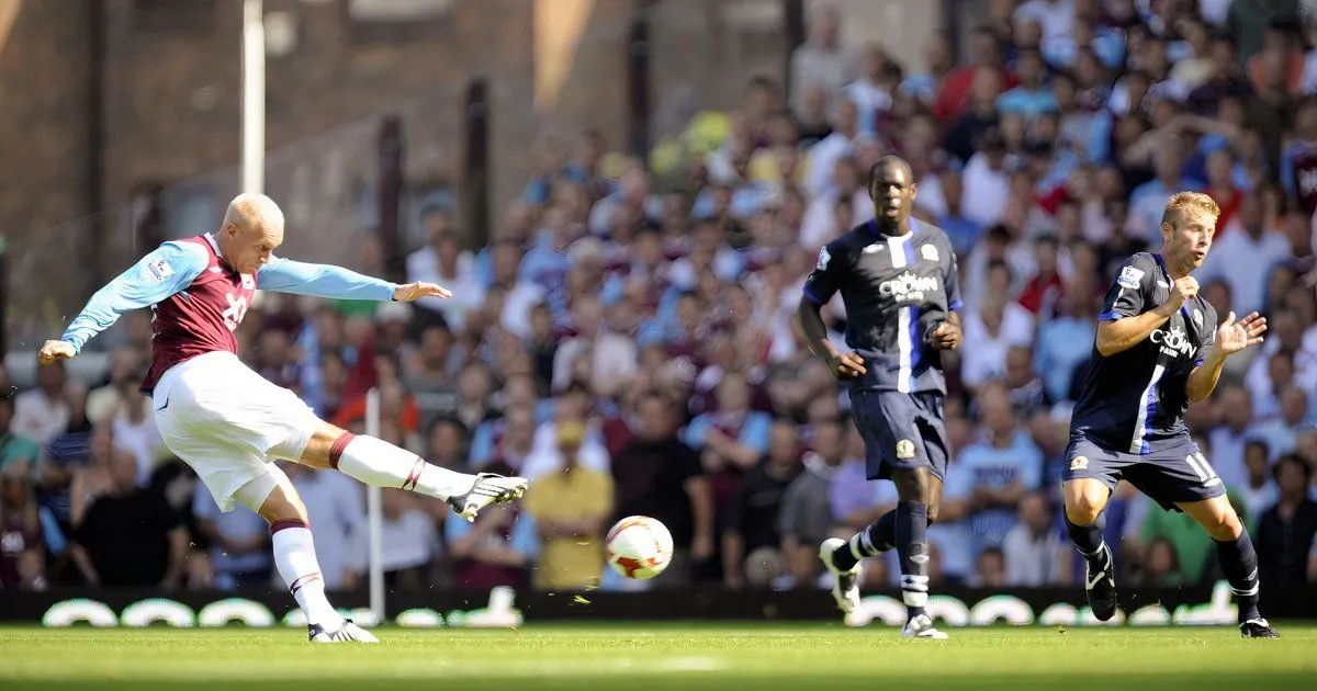 Dean Ashton thi đấu cho West Ham United, sự nghiệp bị cắt ngắn bởi chấn thương mắt cá