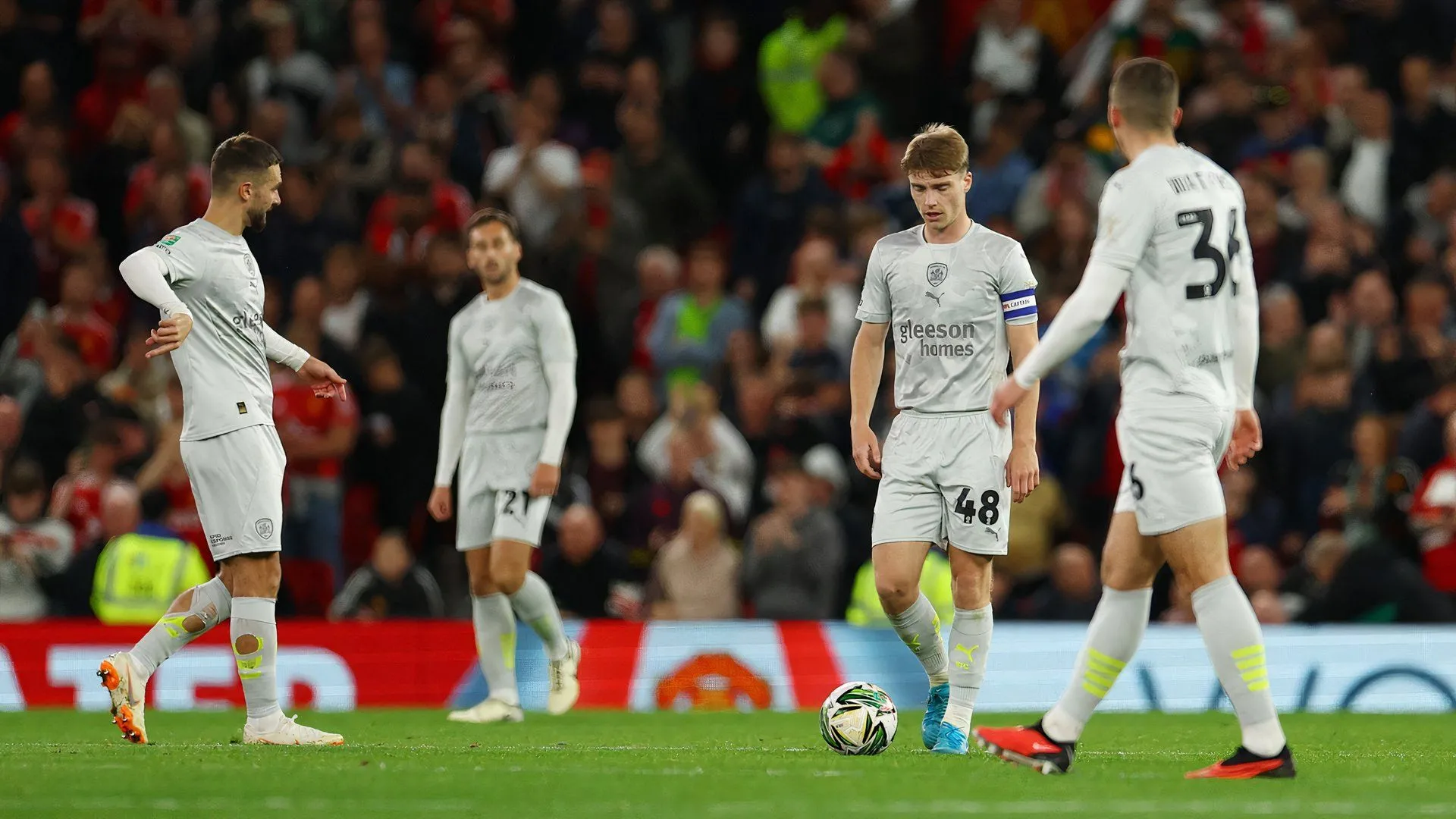 Đội trưởng Luca Connell cùng các đồng đội tại Barnsley