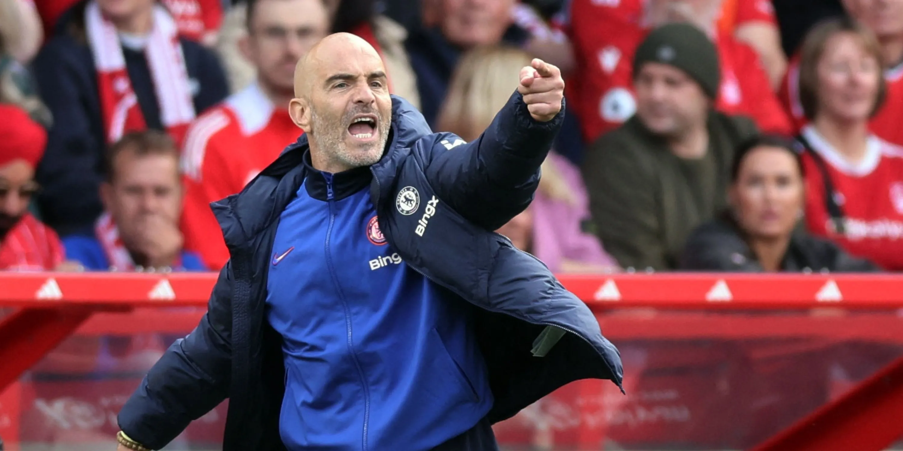 Enzo Maresca đưa ra hướng dẫn chiến thuật cho đội bóng Chelsea