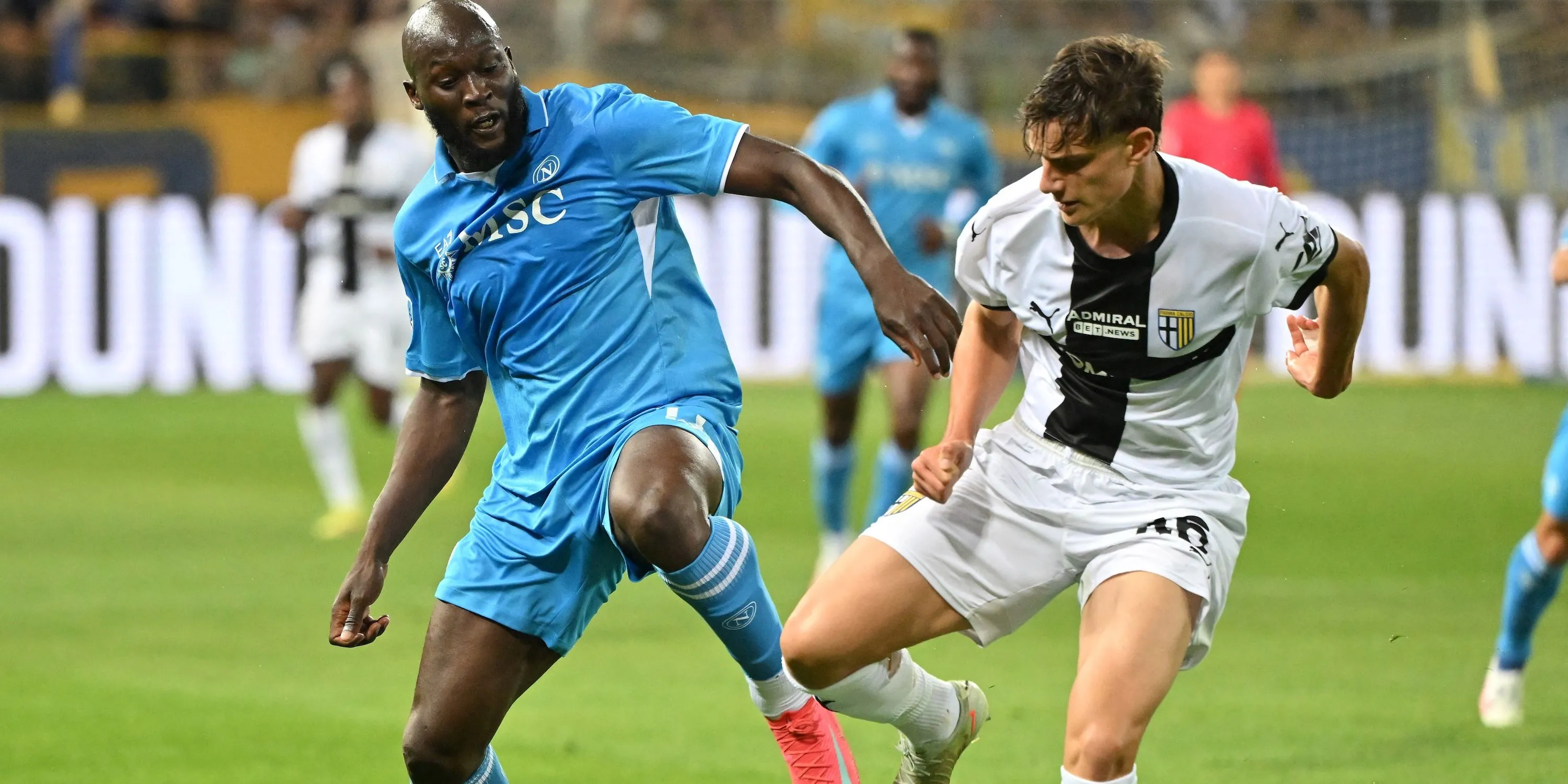 Giovanni Leoni (áo xanh) trong pha tranh chấp với Romelu Lukaku tại Serie A, thể hiện khả năng phòng ngự.
