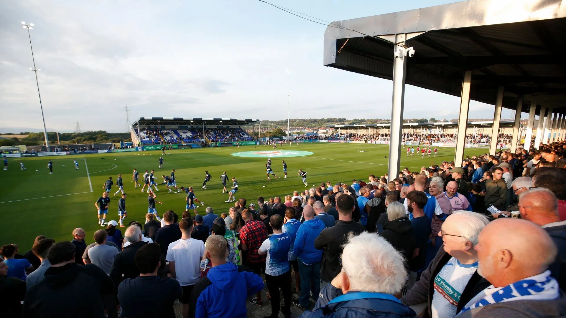 Góc nhìn chung về sân Holker Street, sân nhà của Barrow AFC