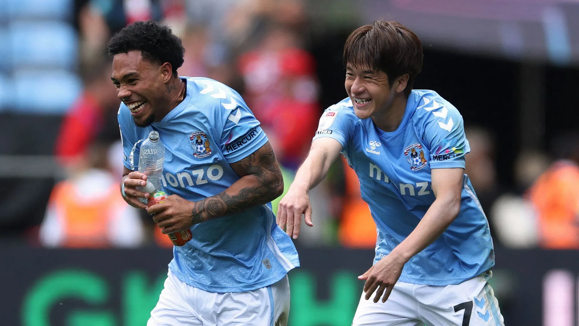 Hậu vệ Milan van Ewijk trong màu áo Coventry City cùng đồng đội Tatsuhiro Sakamoto