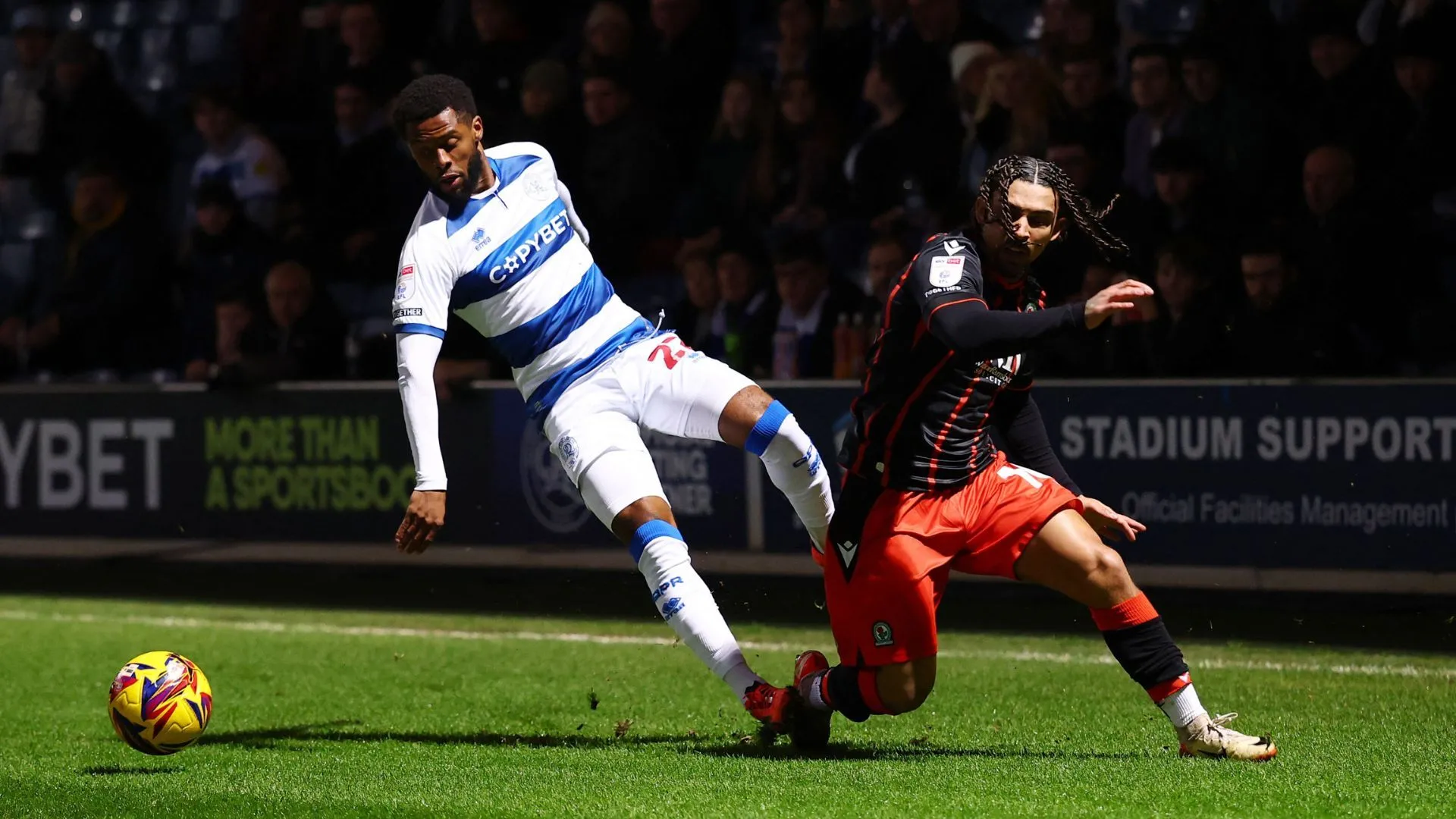 Hậu vệ trái Kenneth Paal trong màu áo QPR, mục tiêu chuyển nhượng tiềm năng của Birmingham City