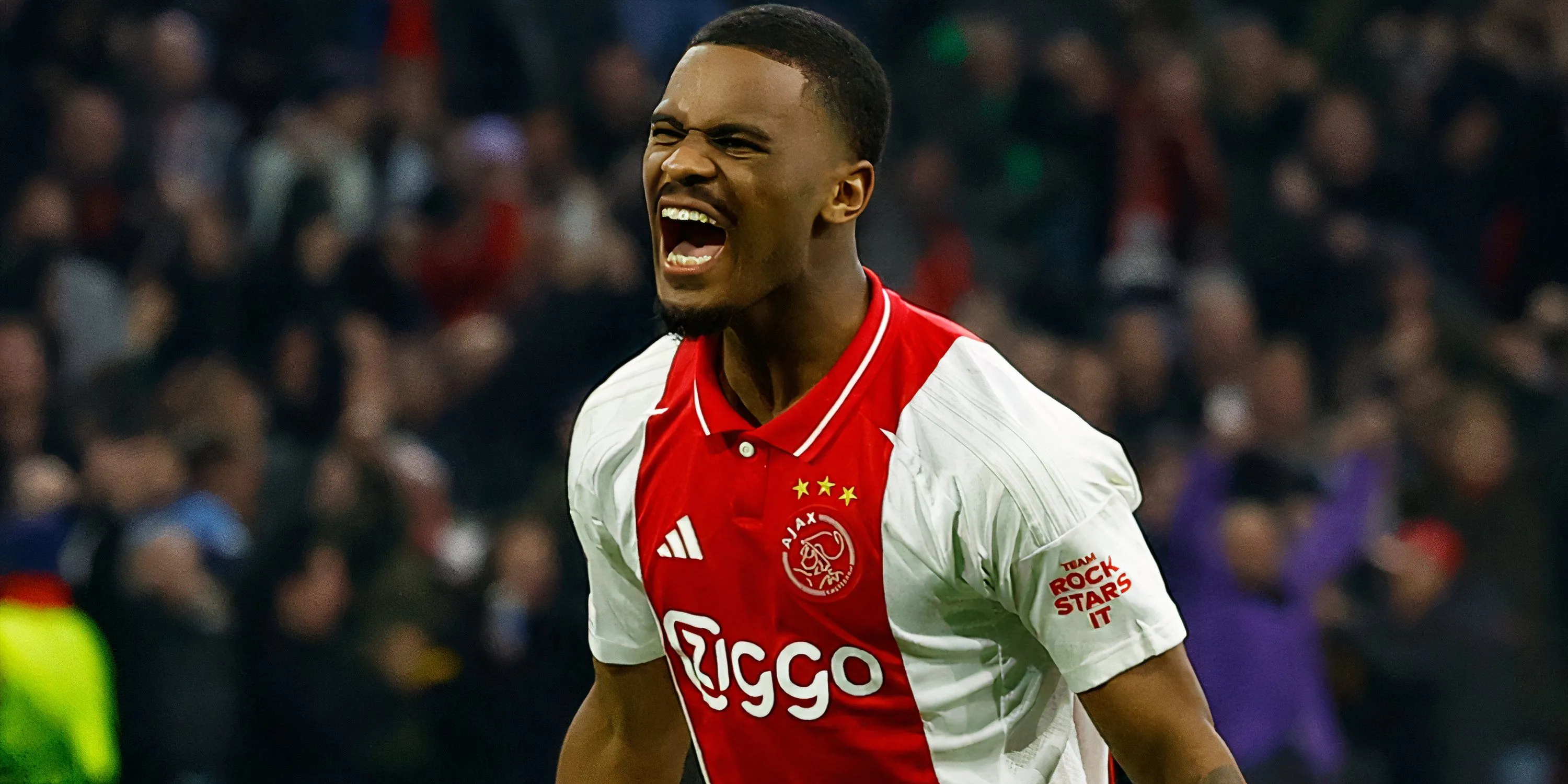 Hậu vệ trẻ Jorrel Hato của Ajax trong một pha bóng trên sân, mục tiêu hàng đầu cho hàng thủ Chelsea.