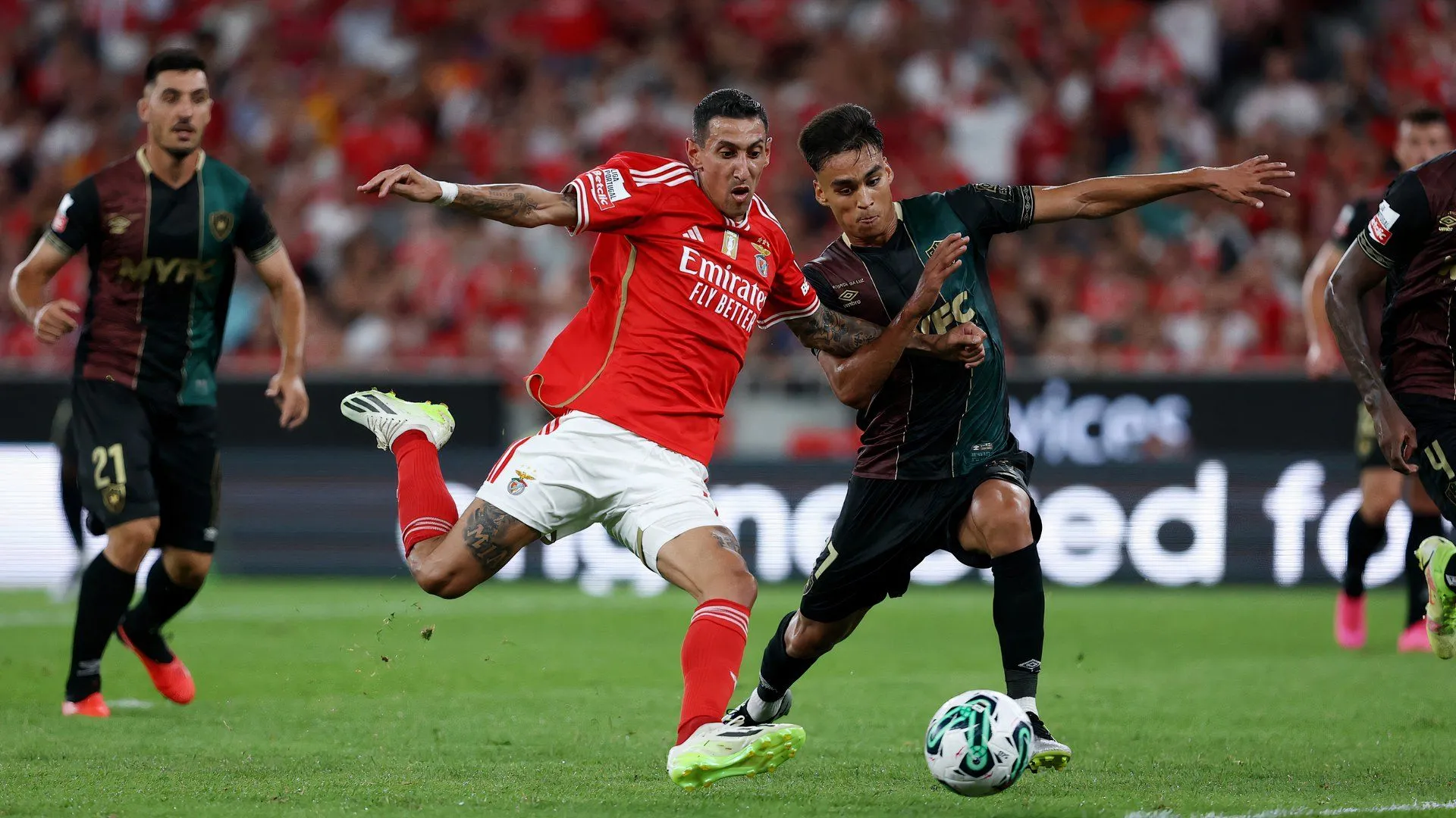 Hevertton Santos, hậu vệ của QPR đã chuyển đến Gil Vicente theo dạng cho mượn