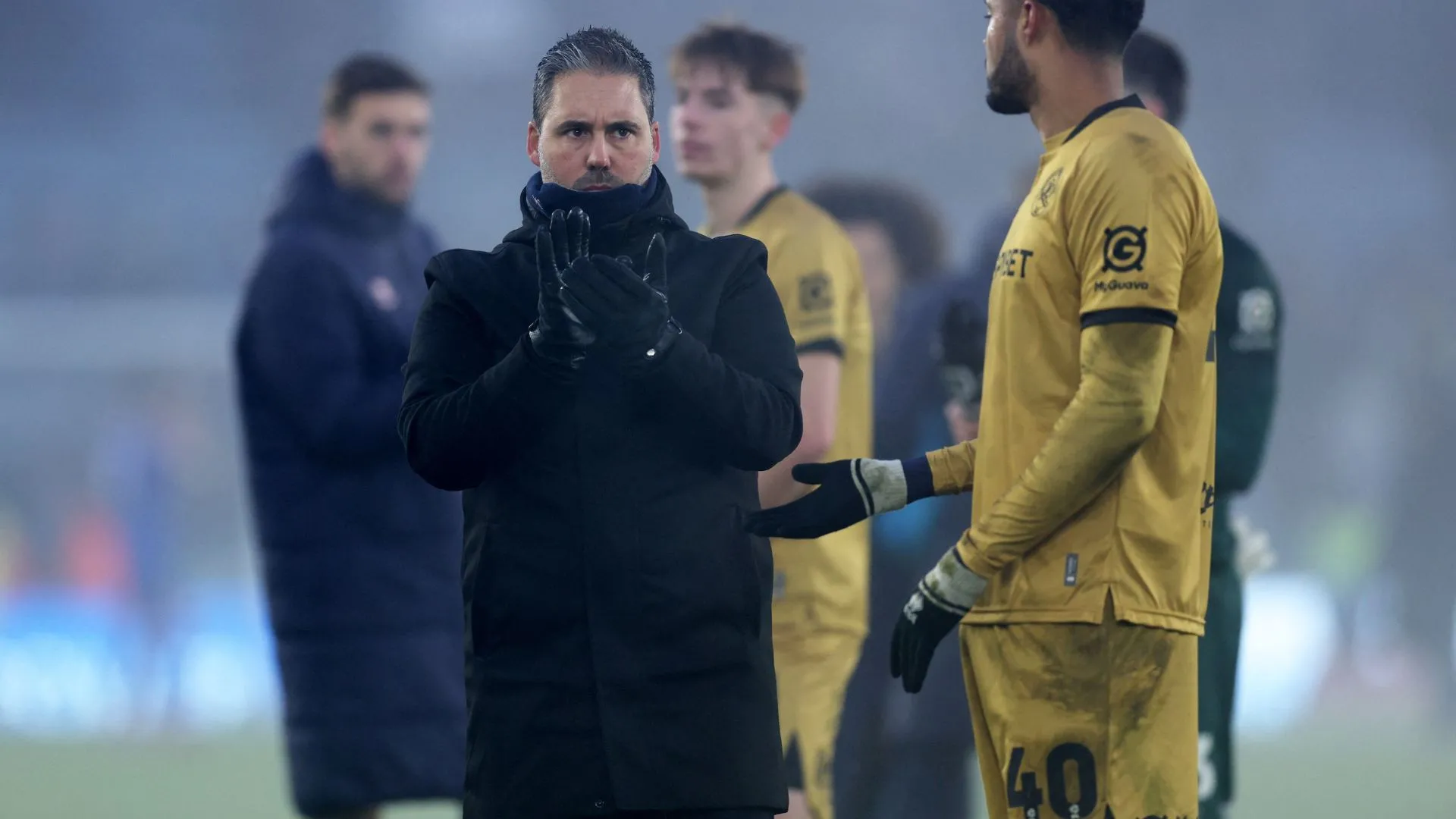 HLV Marti Cifuentes khi còn dẫn dắt QPR trong trận gặp Leicester City, đội bóng ông chuẩn bị gia nhập