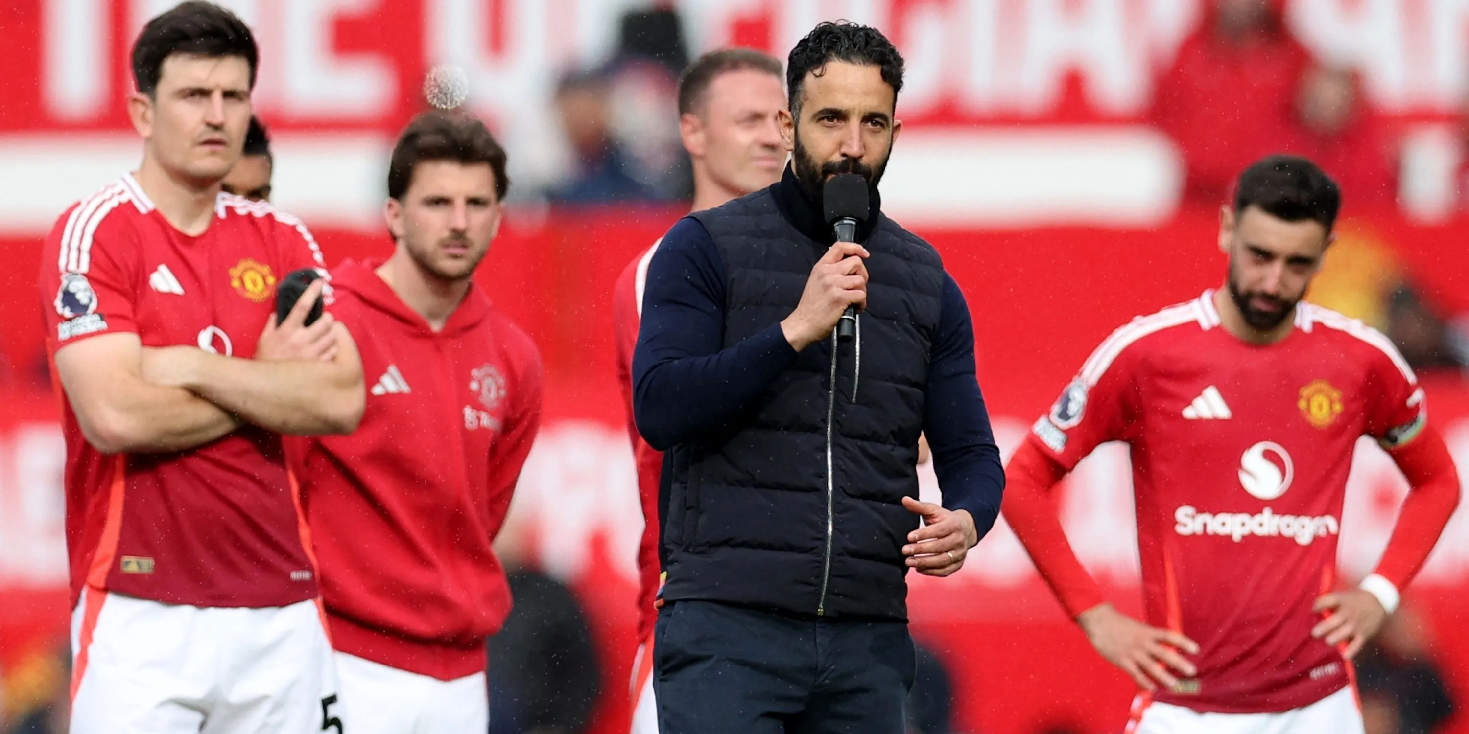 Huấn luyện viên Manchester United Ruben Amorim trao đổi với người hâm mộ sau trận đấu, thể hiện sự kết nối và tầm nhìn dài hạn của ông tại CLB.