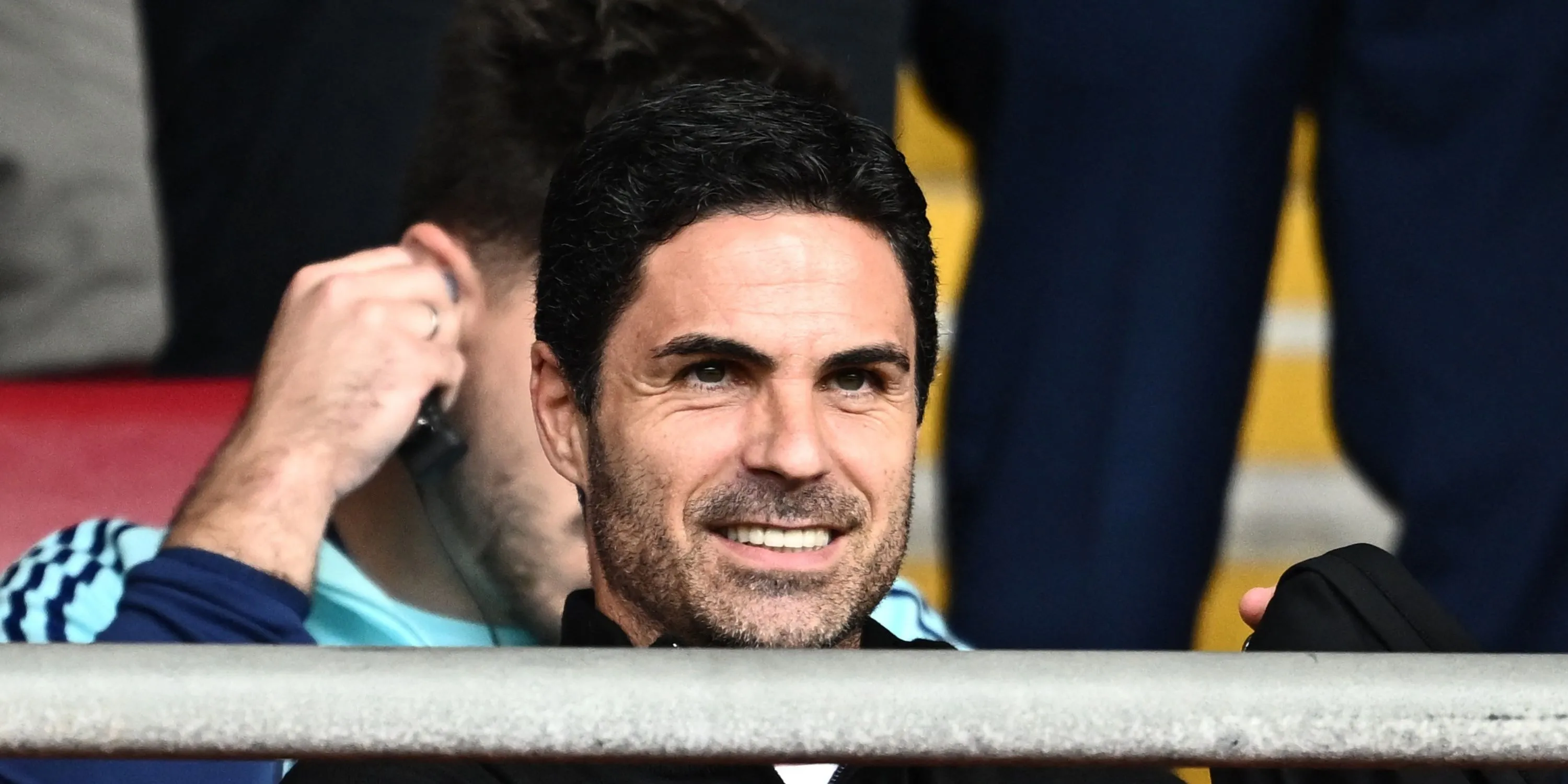 Huấn luyện viên Mikel Arteta chỉ đạo các cầu thủ Arsenal trong một trận đấu tại Premier League