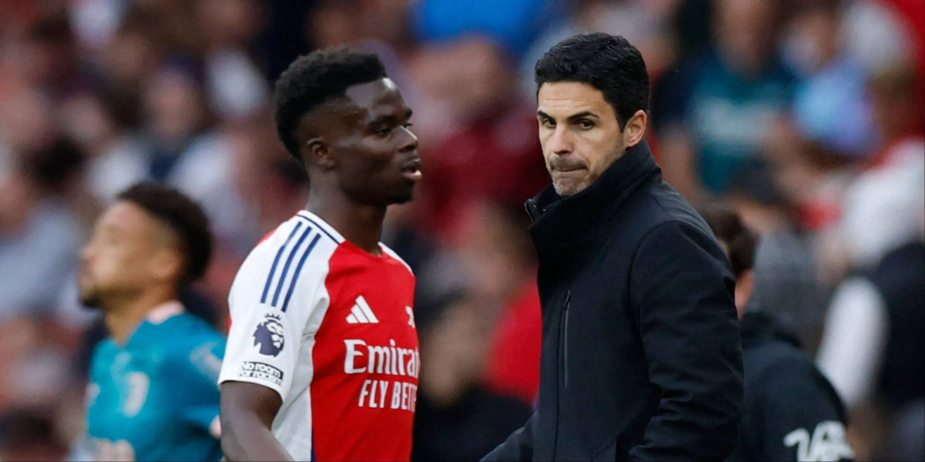 Huấn luyện viên Mikel Arteta trao đổi với Bukayo Saka trên sân tập Arsenal