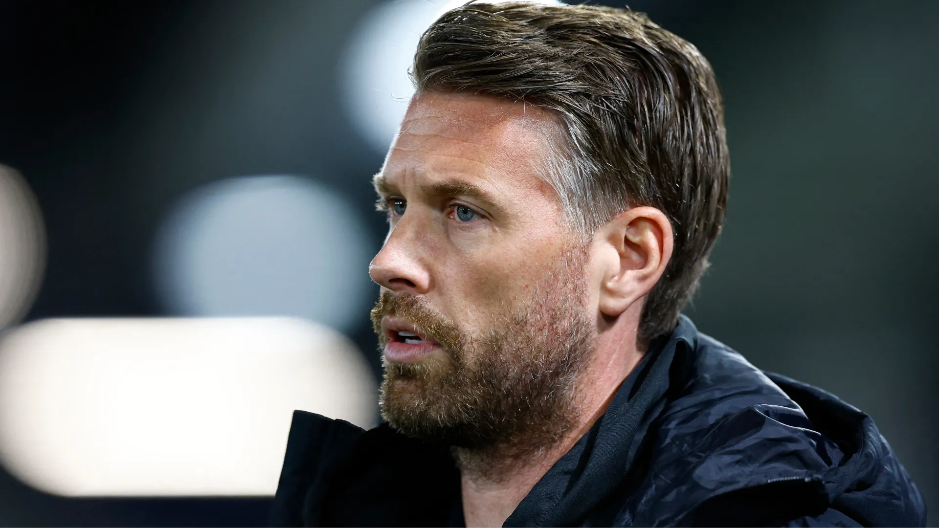 Huấn luyện viên Rob Edwards phân tích chiến thuật trên sân tập của Middlesbrough