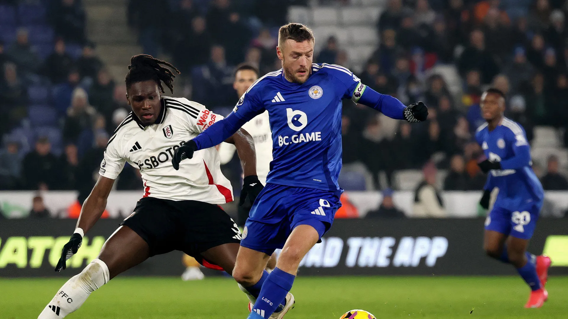 Jamie Vardy ăn mừng bàn thắng cùng Leicester City trong màu áo xanh truyền thống tại sân King Power