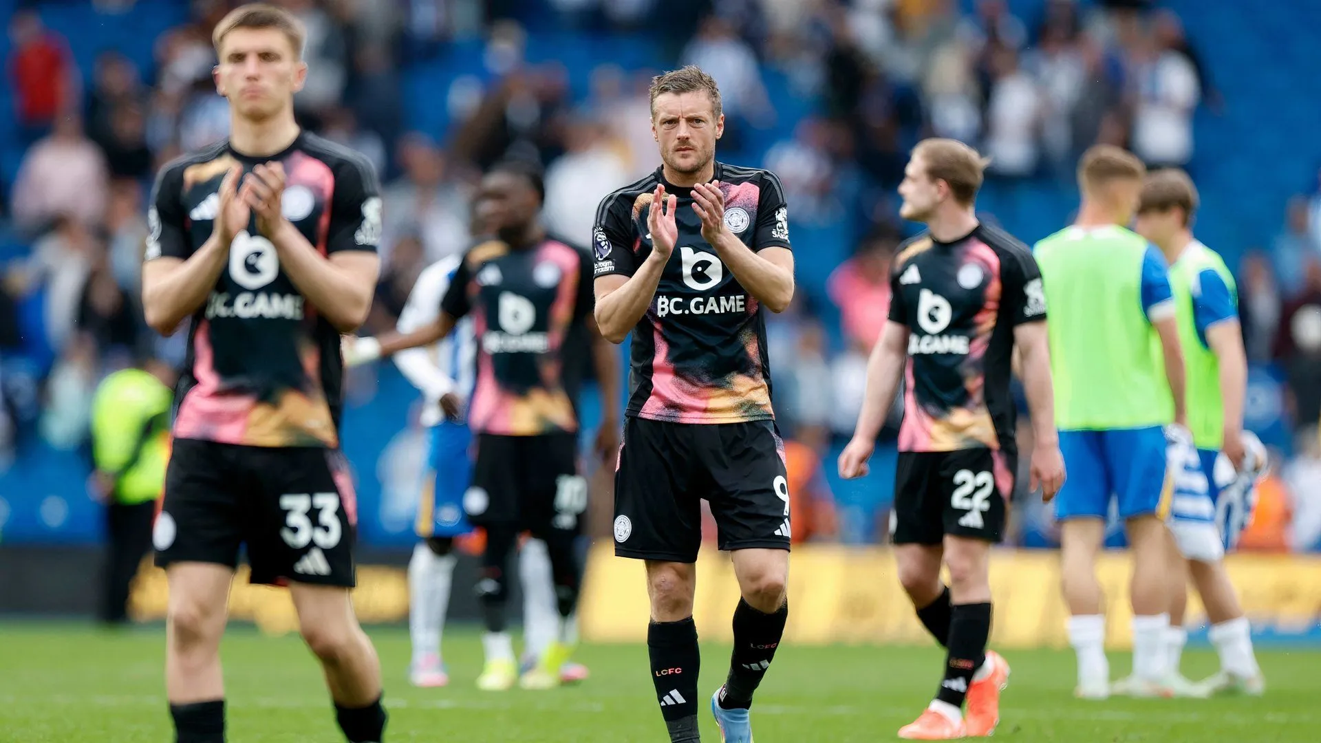 Jamie Vardy và các đồng đội Leicester City ăn mừng chiến thắng tại Premier League mùa giải lịch sử