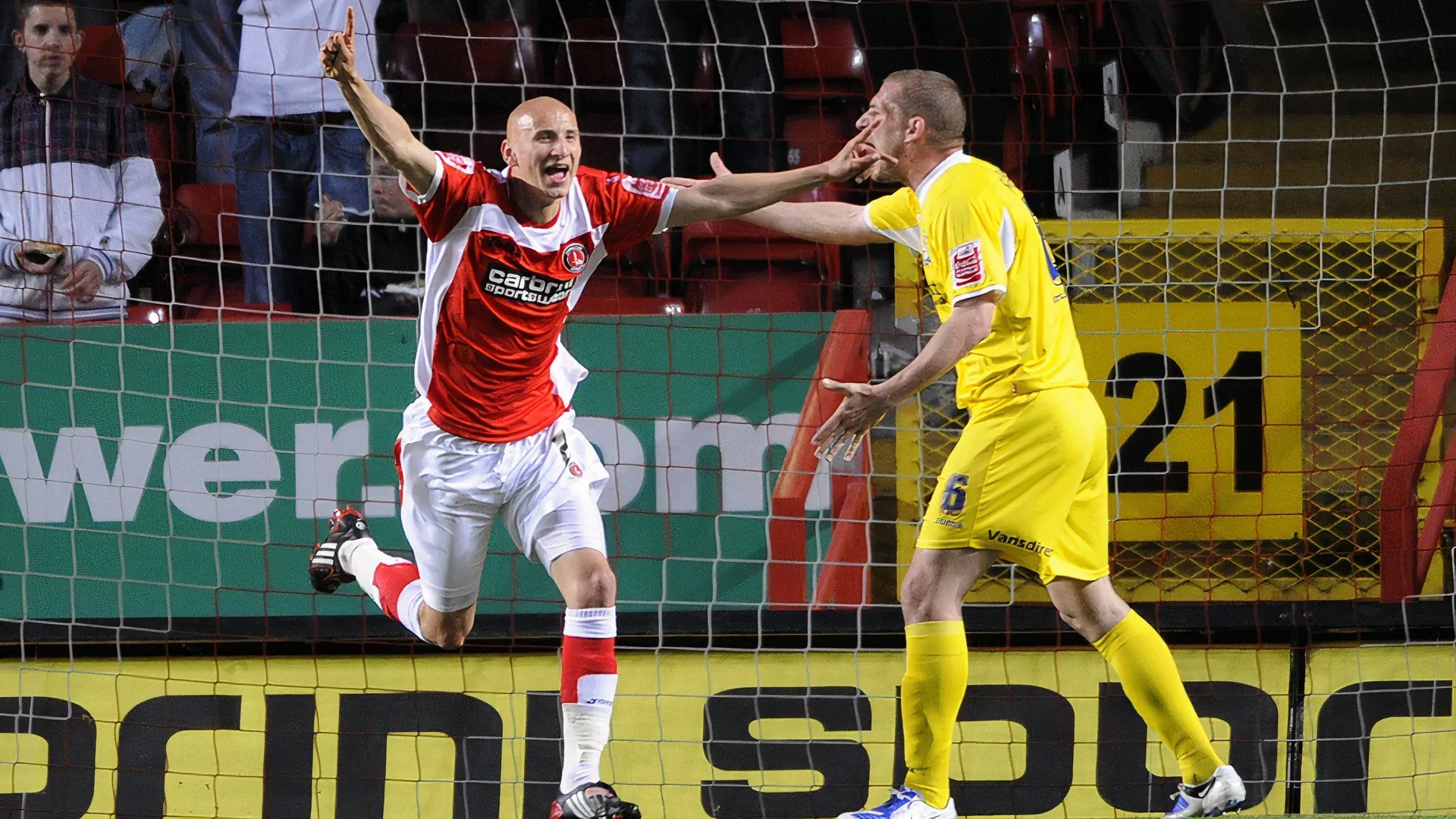 Jonjo Shelvey ghi bàn trong màu áo Charlton Athletic