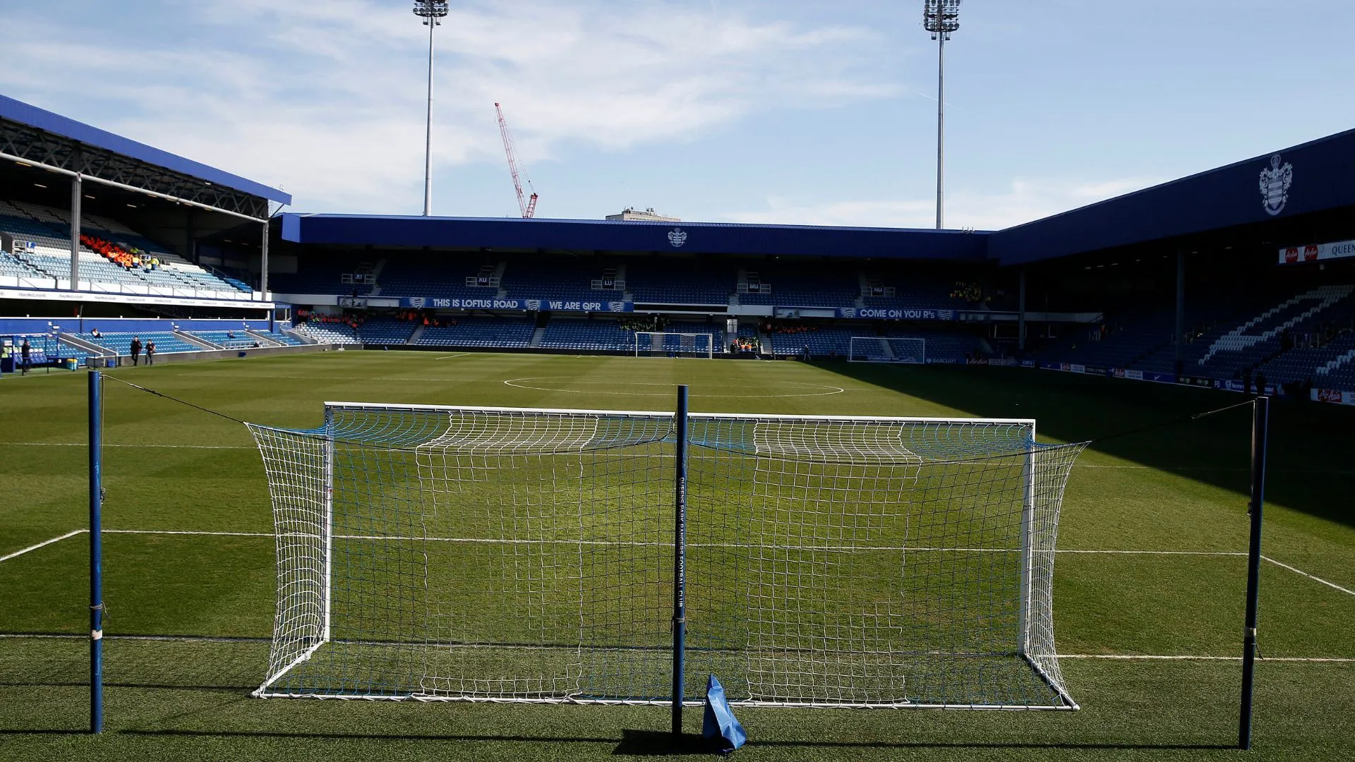 Khung cảnh bên trong sân Loftus Road, mái nhà của Queens Park Rangers, nơi tương lai của Alfie Lloyd đang bị đặt dấu hỏi.