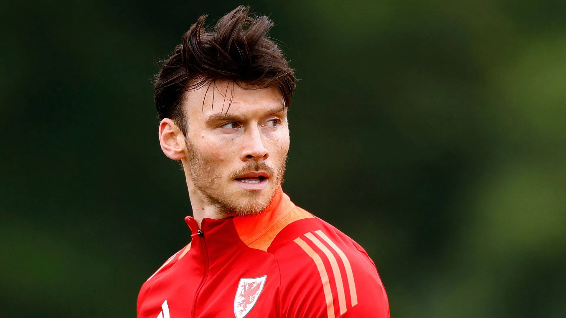 Kieffer Moore trong màu áo đội tuyển Wales, thể hiện kinh nghiệm của tiền đạo này