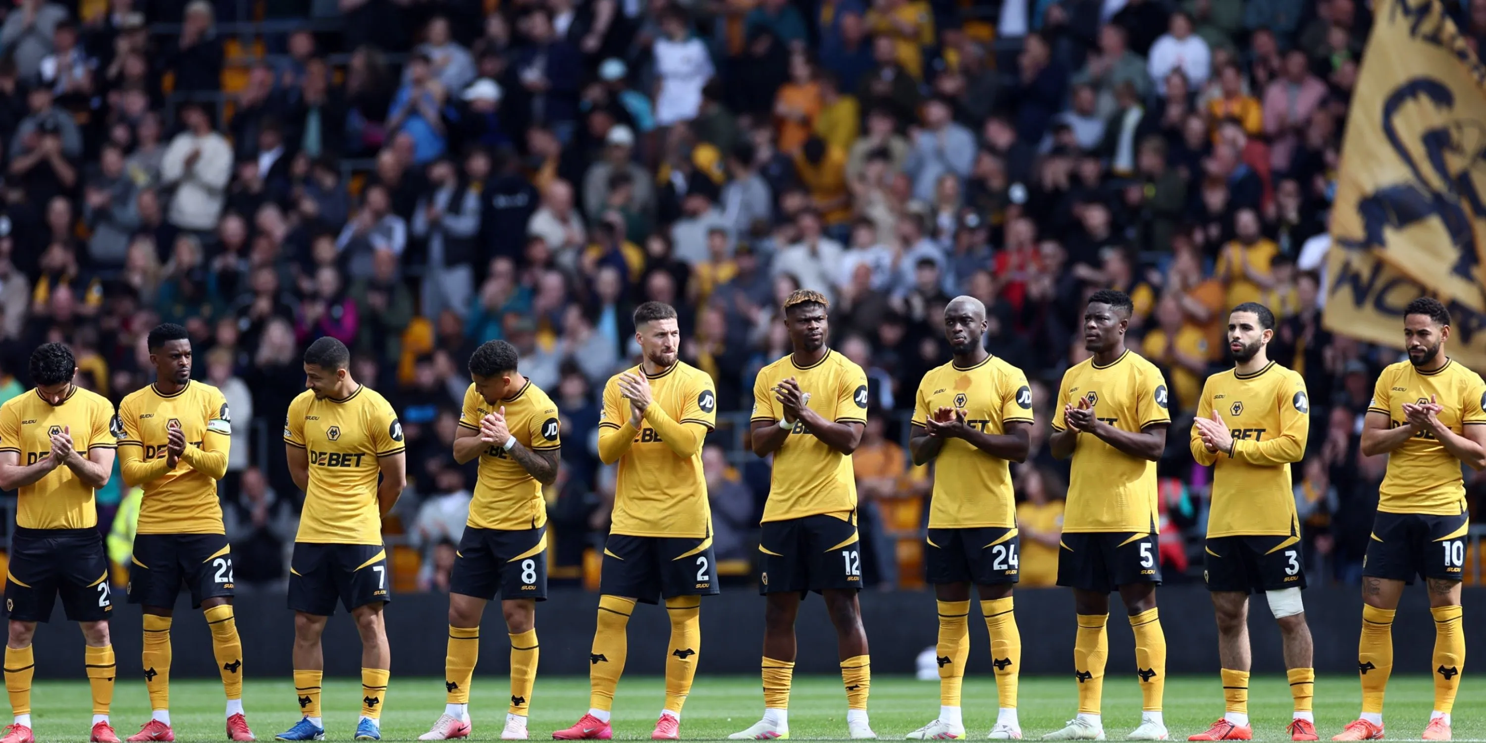 Logo Wolverhampton Wanderers và Premier League, biểu trưng cho mục tiêu của câu lạc bộ là cạnh tranh ở nửa trên bảng xếp hạng giải Ngoại hạng Anh.