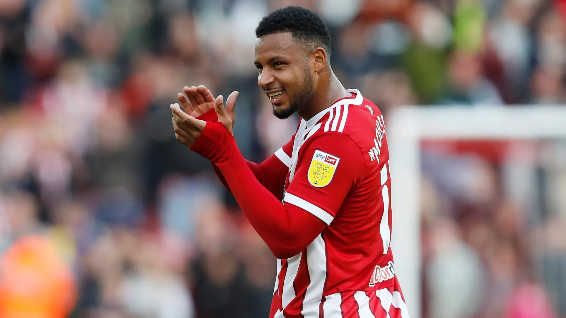 Lys Mousset trong màu áo Sheffield United sau thương vụ chuyển nhượng kỷ lục