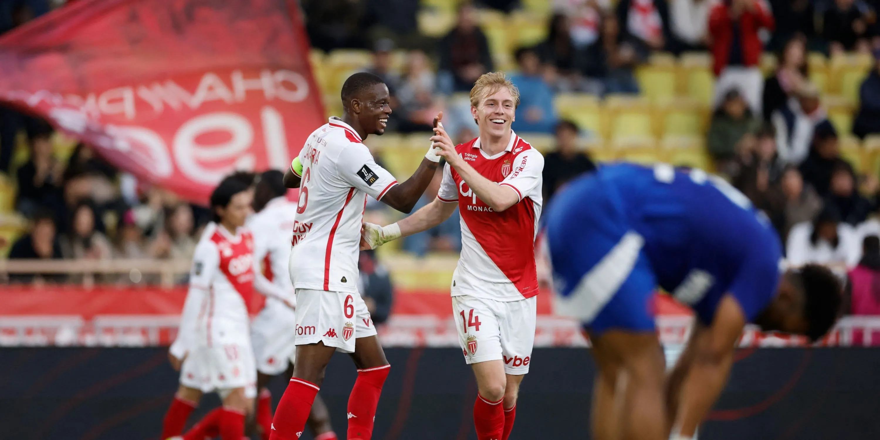Mika Biereth trong màu áo AS Monaco, một tiền đạo được Wolves theo dõi