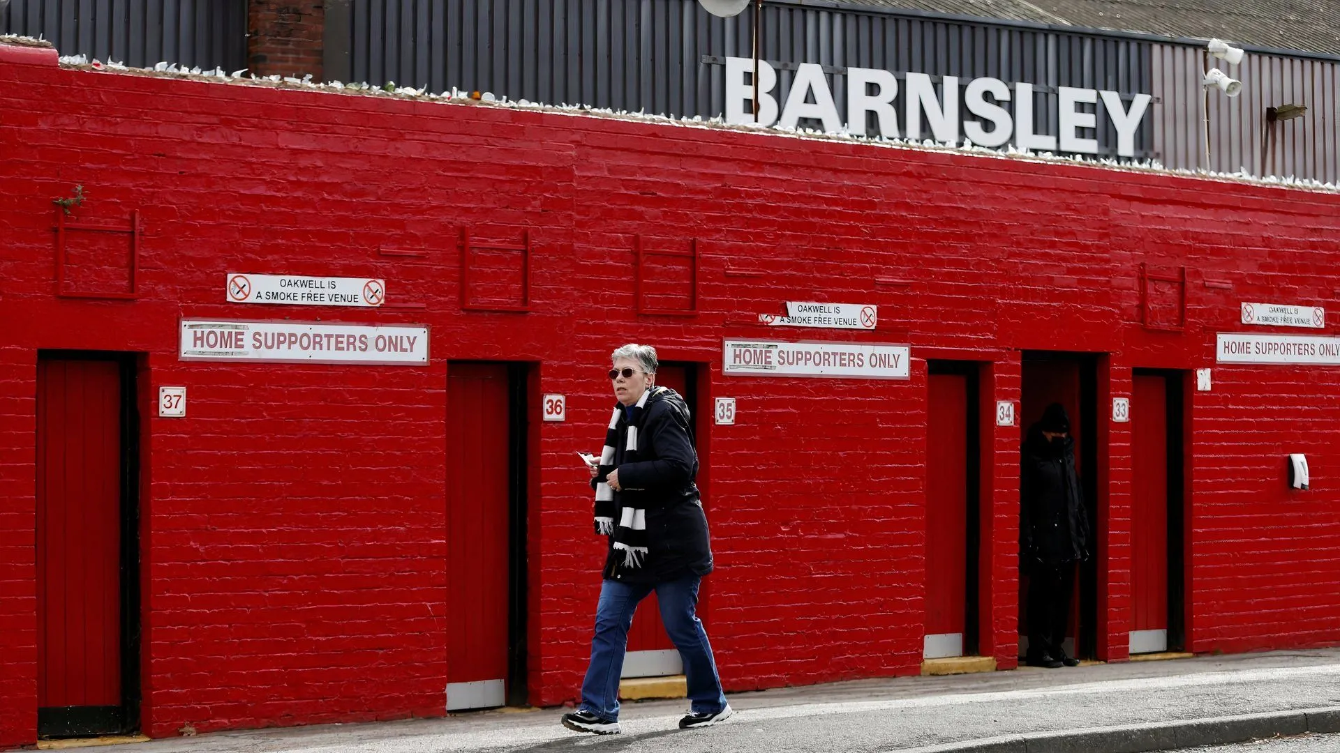 Người hâm mộ bên ngoài sân vận động Oakwell của Barnsley