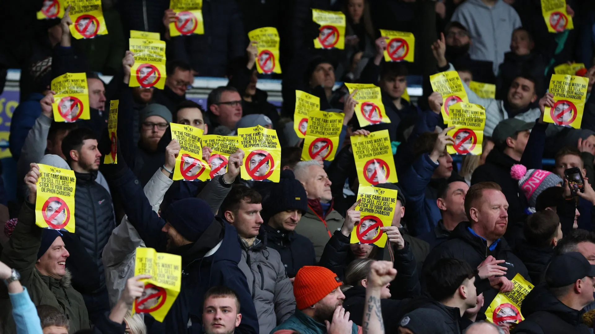 Người hâm mộ Sheffield Wednesday biểu tình phản đối ông chủ Dejphon Chansiri giữa khủng hoảng tài chính