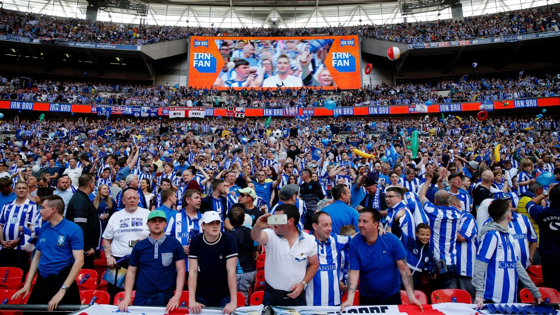 Người hâm mộ Sheffield Wednesday cuồng nhiệt trên khán đài, thể hiện tầm quan trọng của CĐV với CLB.
