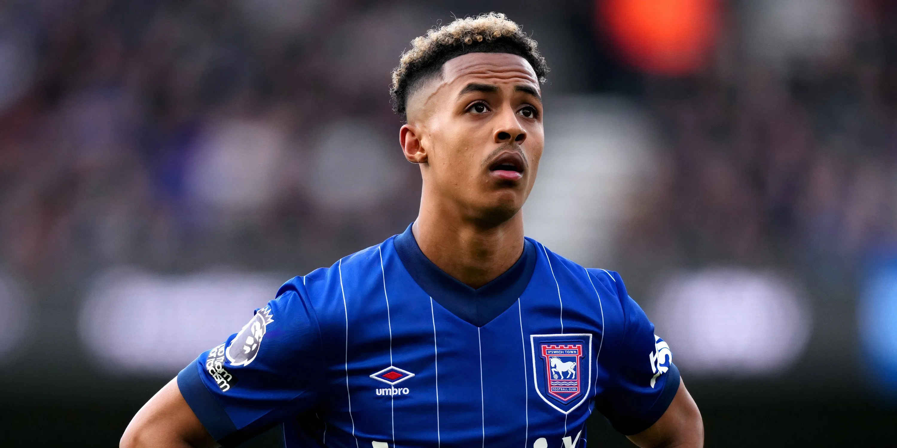 Omari Hutchinson thi đấu cho Ipswich Town, cầu thủ chạy cánh được West Ham nhắm đến trên thị trường chuyển nhượng