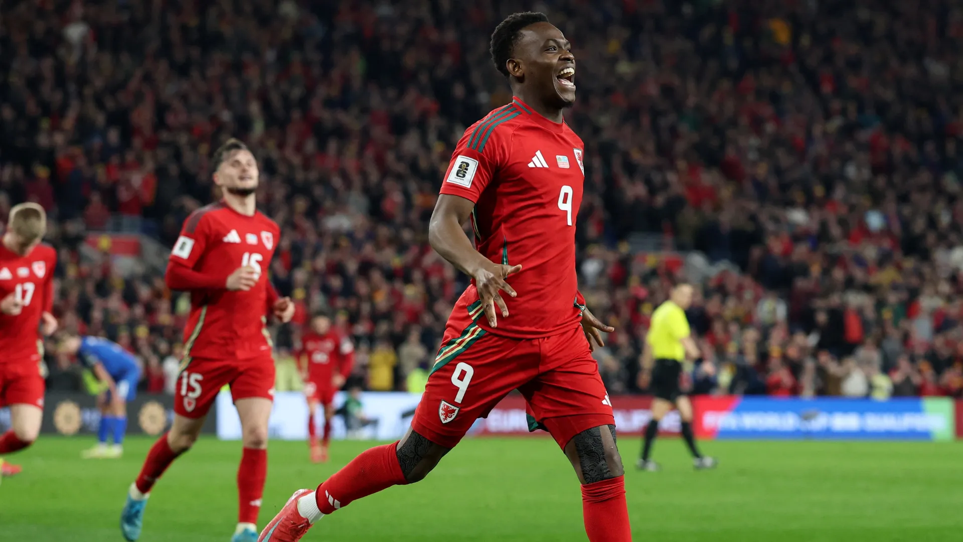 Rabbi Matondo ăn mừng bàn thắng đầu tiên cho ĐT Wales tại Sân vận động Cardiff City