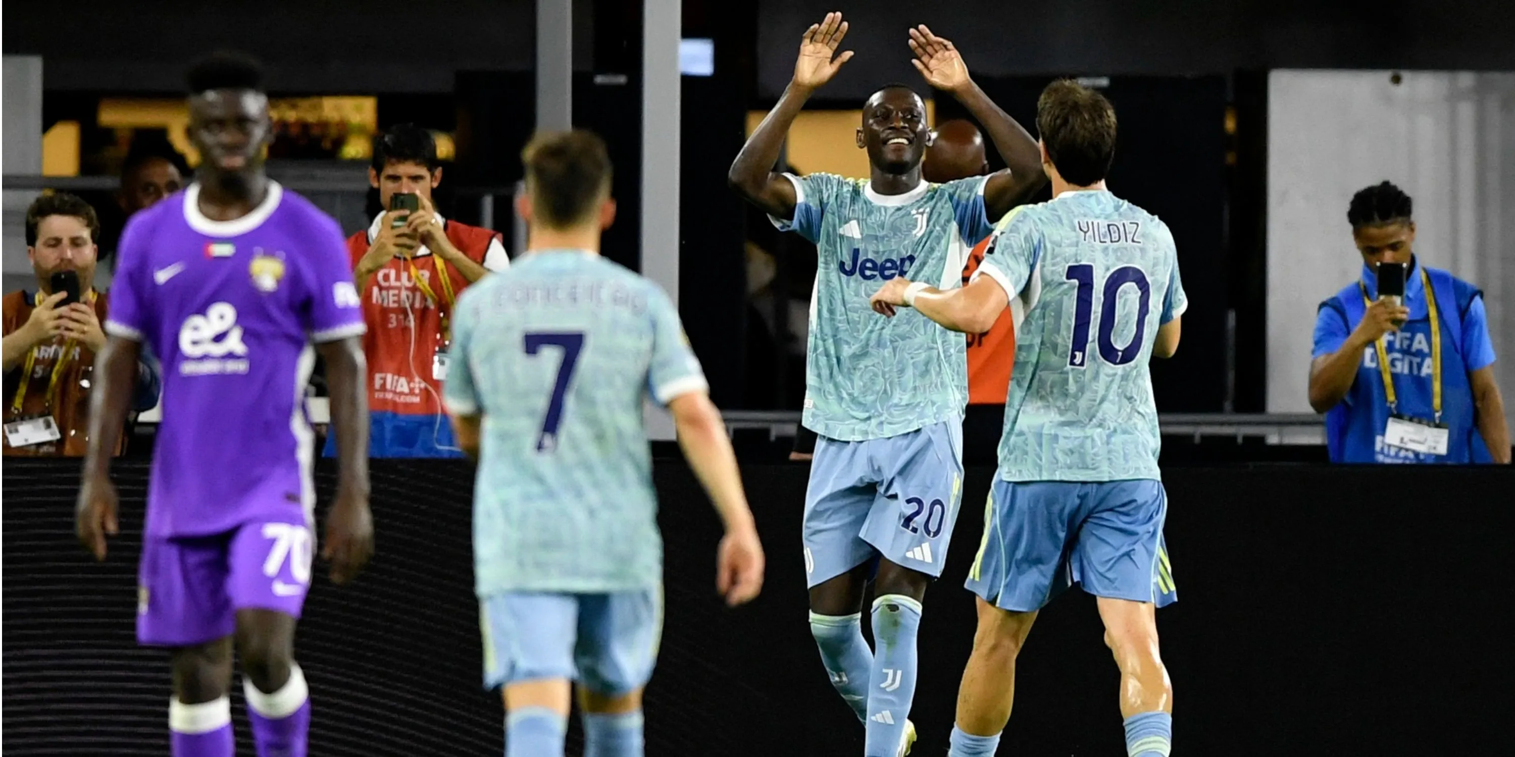 Randal Kolo Muani trong một pha bóng, thể hiện sự nhanh nhẹn và kỹ thuật cá nhân mà Manchester United đang tìm kiếm ở một tiền đạo.