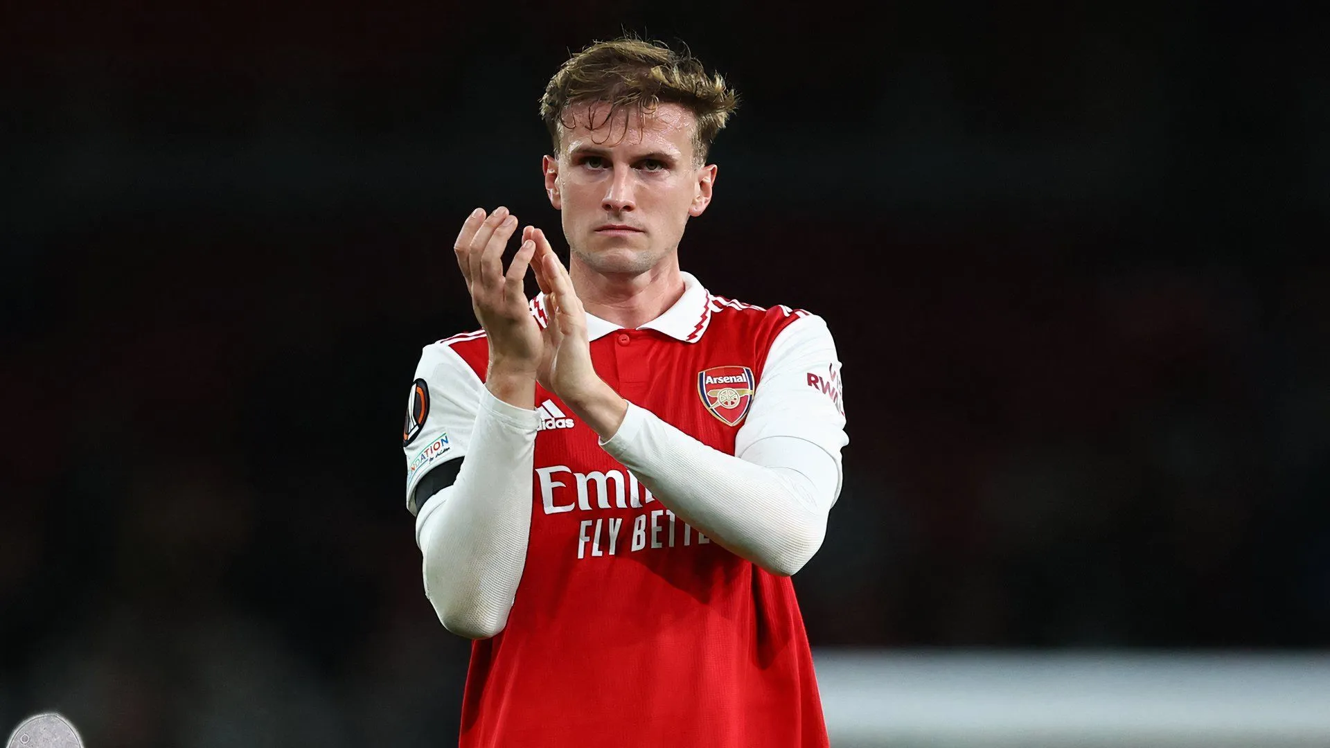 Rob Holding thi đấu cho Arsenal, minh chứng cho kinh nghiệm Premier League của anh.