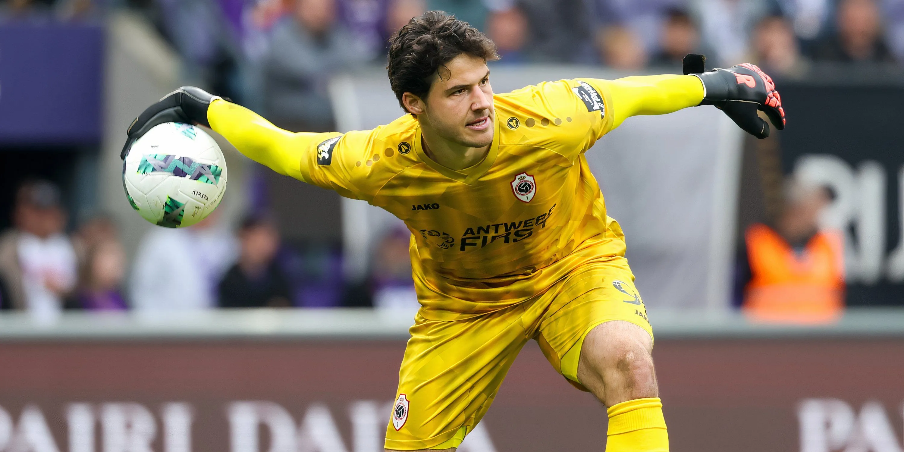 Senne Lammens, mục tiêu tiềm năng cho vị trí thủ môn tại Manchester United, trong màu áo Royal Antwerp