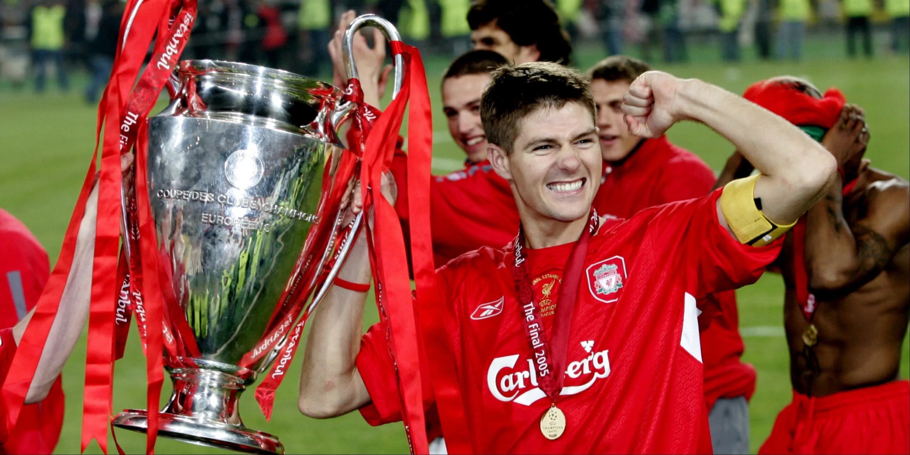 Steven Gerrard nâng cao chiếc cúp Champions League, biểu tượng thành công của Liverpool trong kỷ nguyên của anh