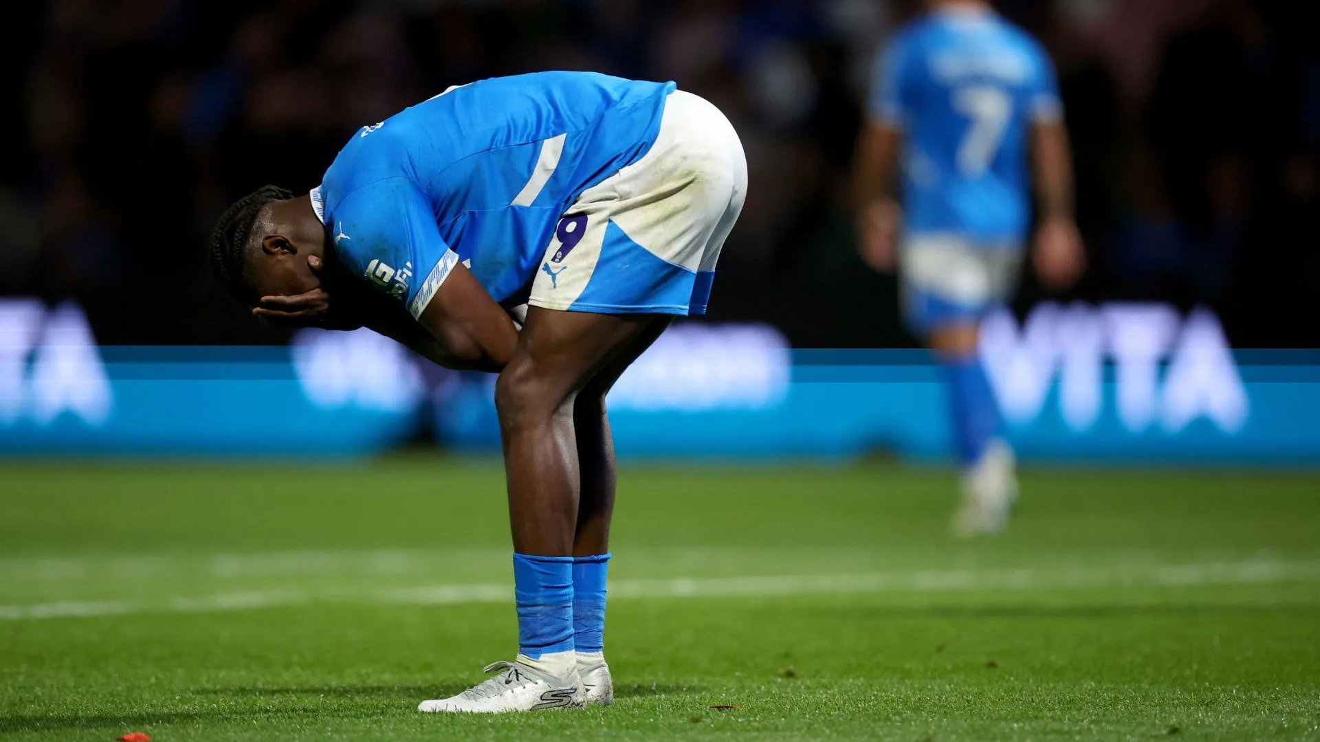 Tanto Olaofe với vẻ thất vọng trong màu áo Stockport County