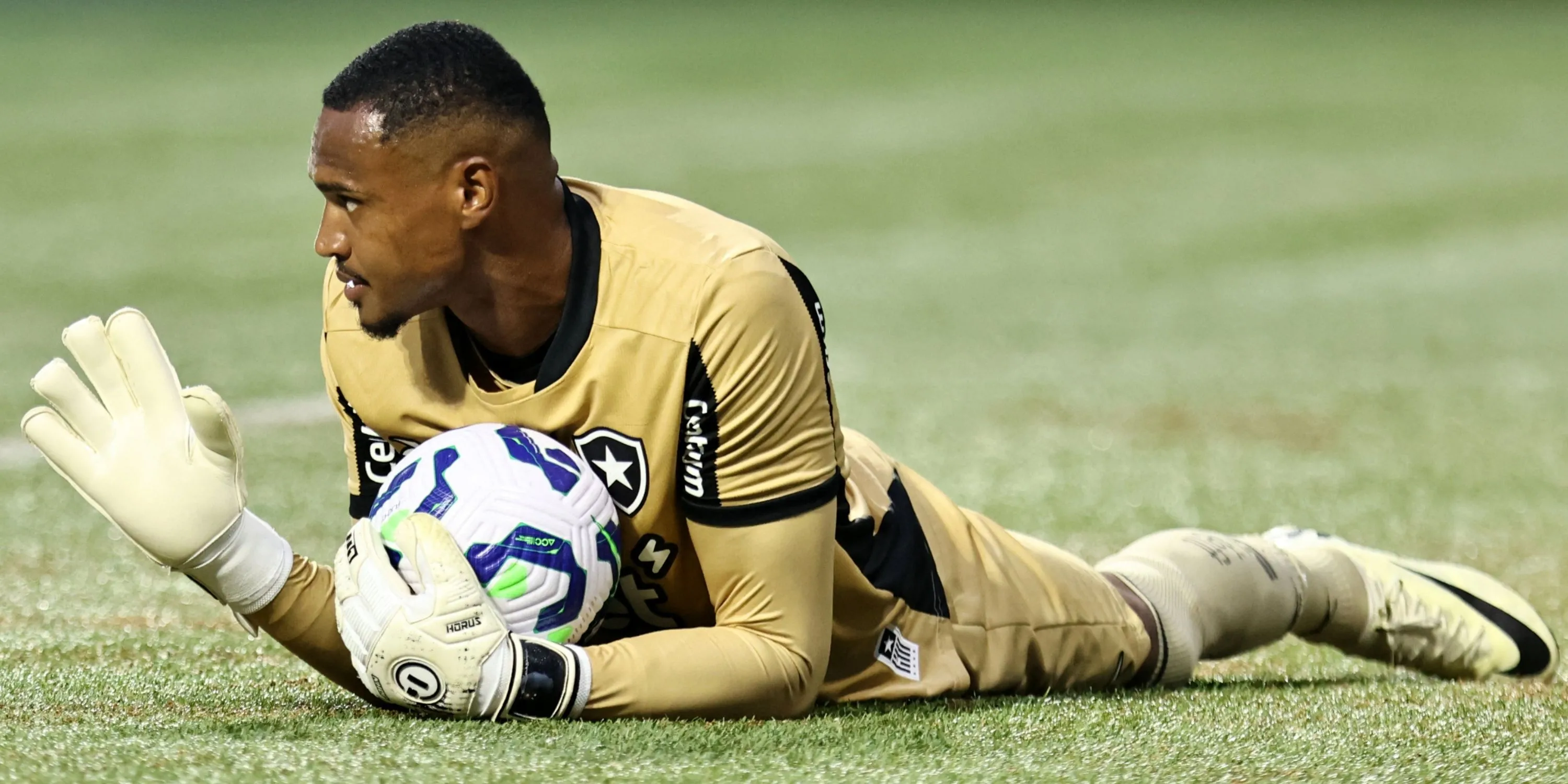 Thủ môn John Victor của Botafogo, mục tiêu chuyển nhượng của Everton và Manchester United