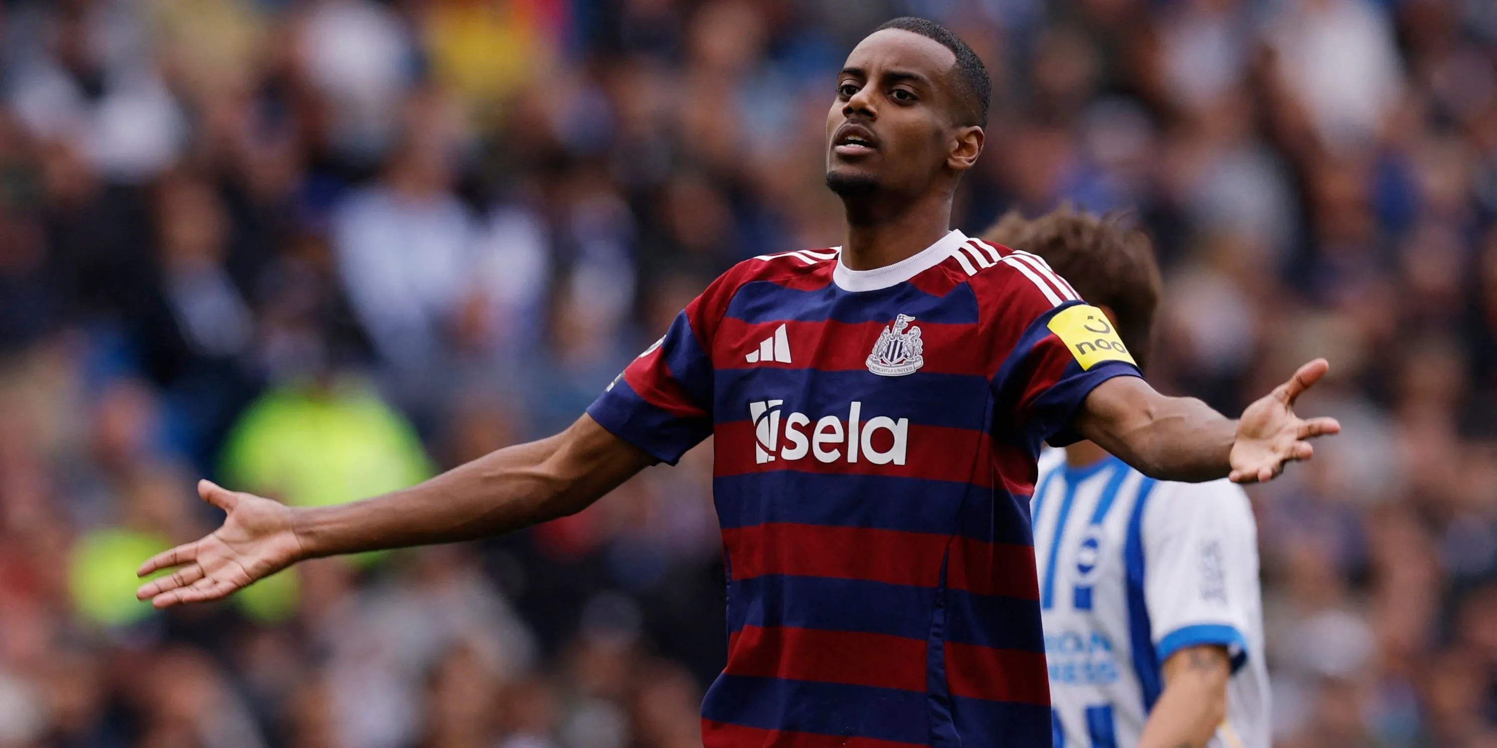 Tiền đạo Alexander Isak của Newcastle United ăn mừng bàn thắng trong bối cảnh tương lai không chắc chắn