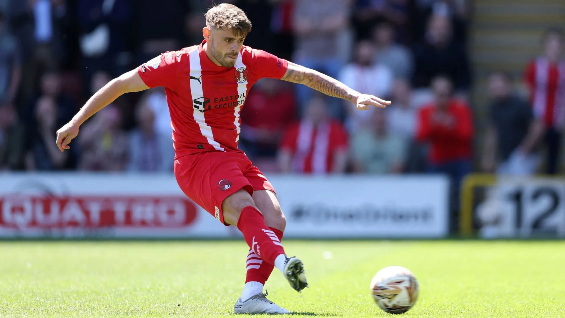 Tiền đạo Charlie Kelman của Queens Park Rangers ăn mừng bàn thắng, người đã thi đấu ấn tượng dưới dạng cho mượn.