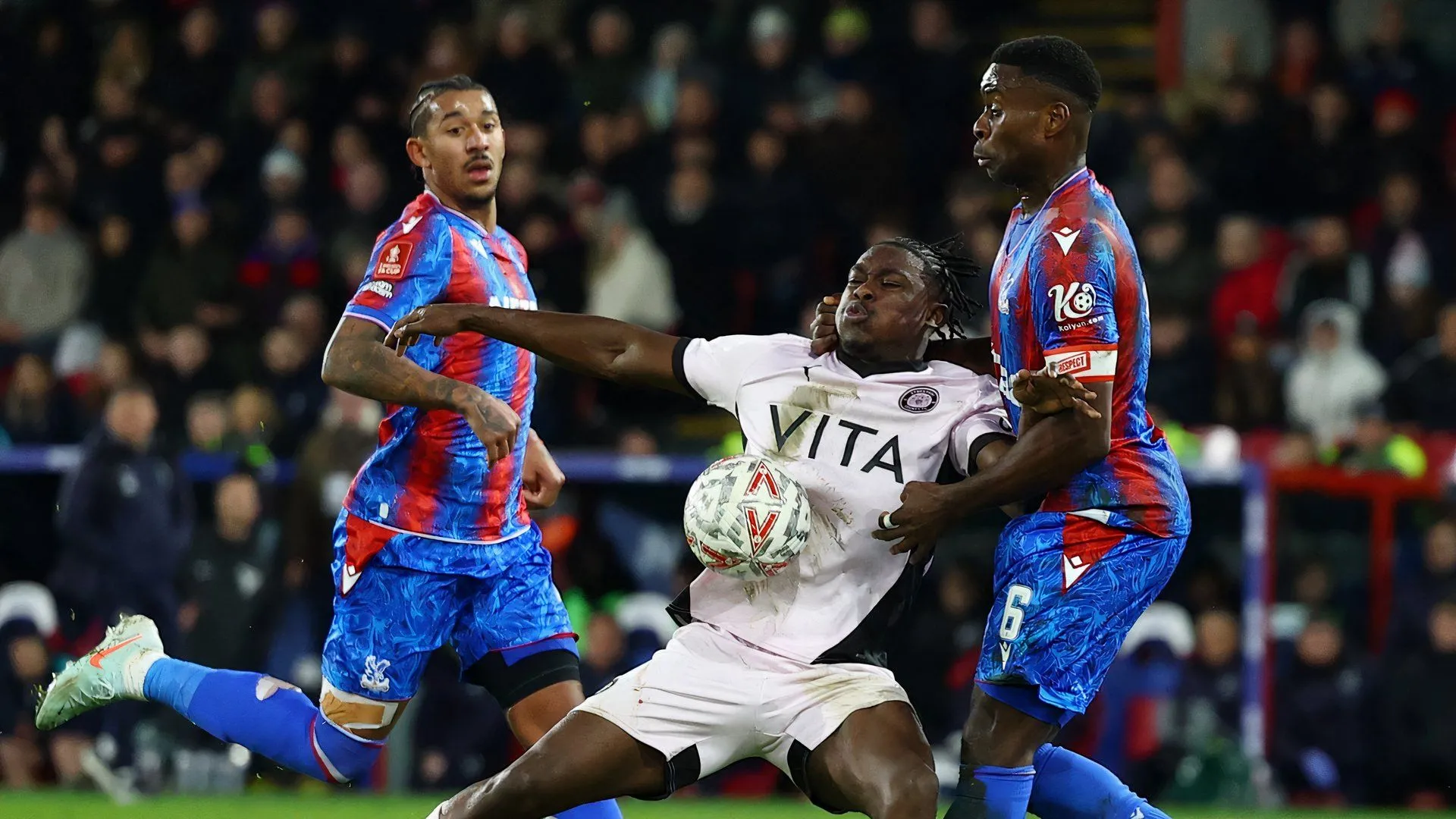 Tiền đạo Isaac Olaofe trong trận đấu của Stockport County