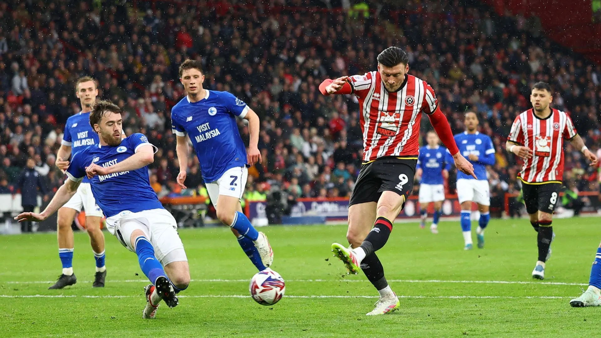 Tiền đạo Kieffer Moore, mục tiêu chuyển nhượng của Wrexham, với kinh nghiệm thi đấu ở Premier League và Championship.