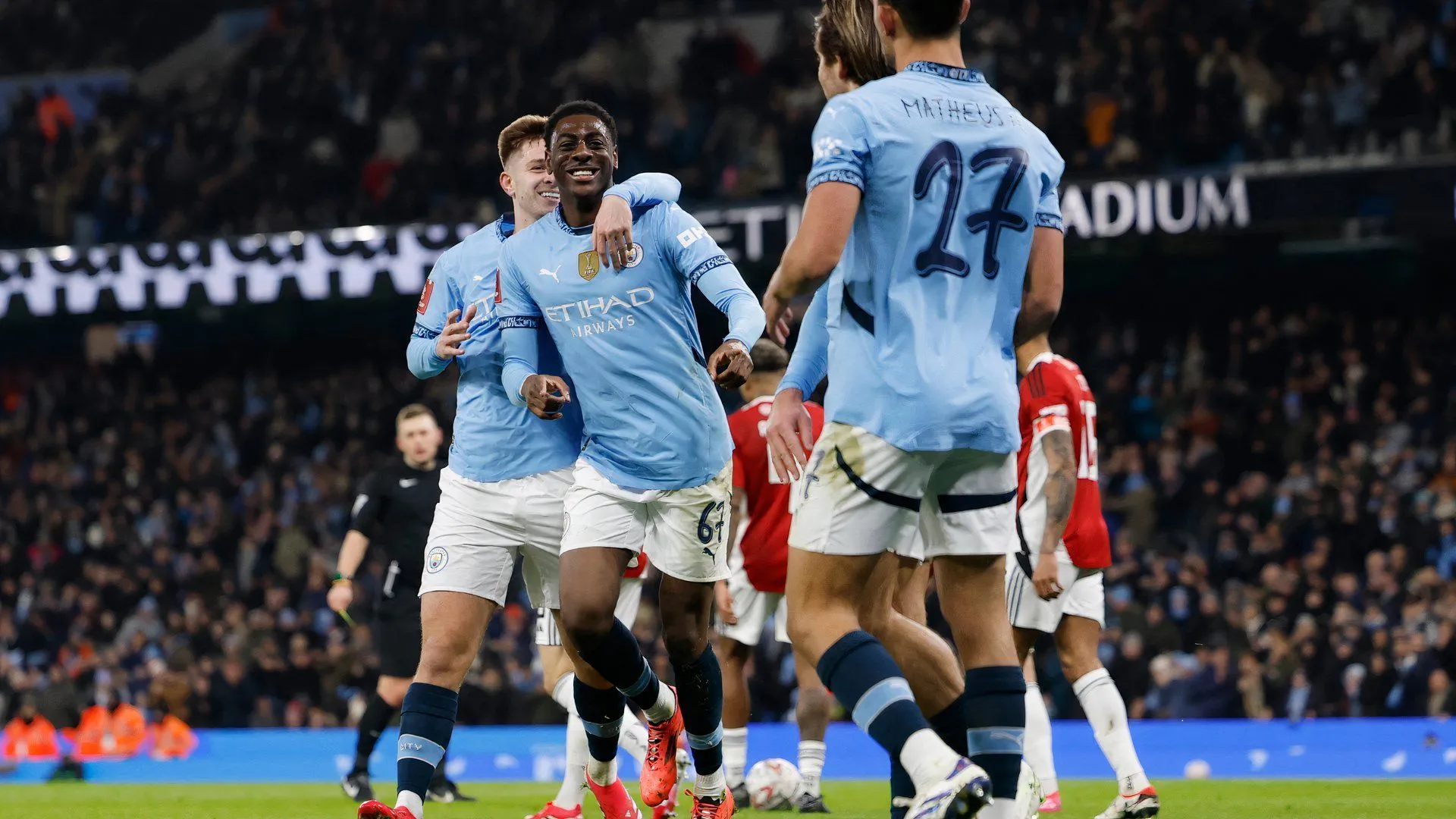 Tiền đạo trẻ Divin Mubama trong màu áo Manchester City